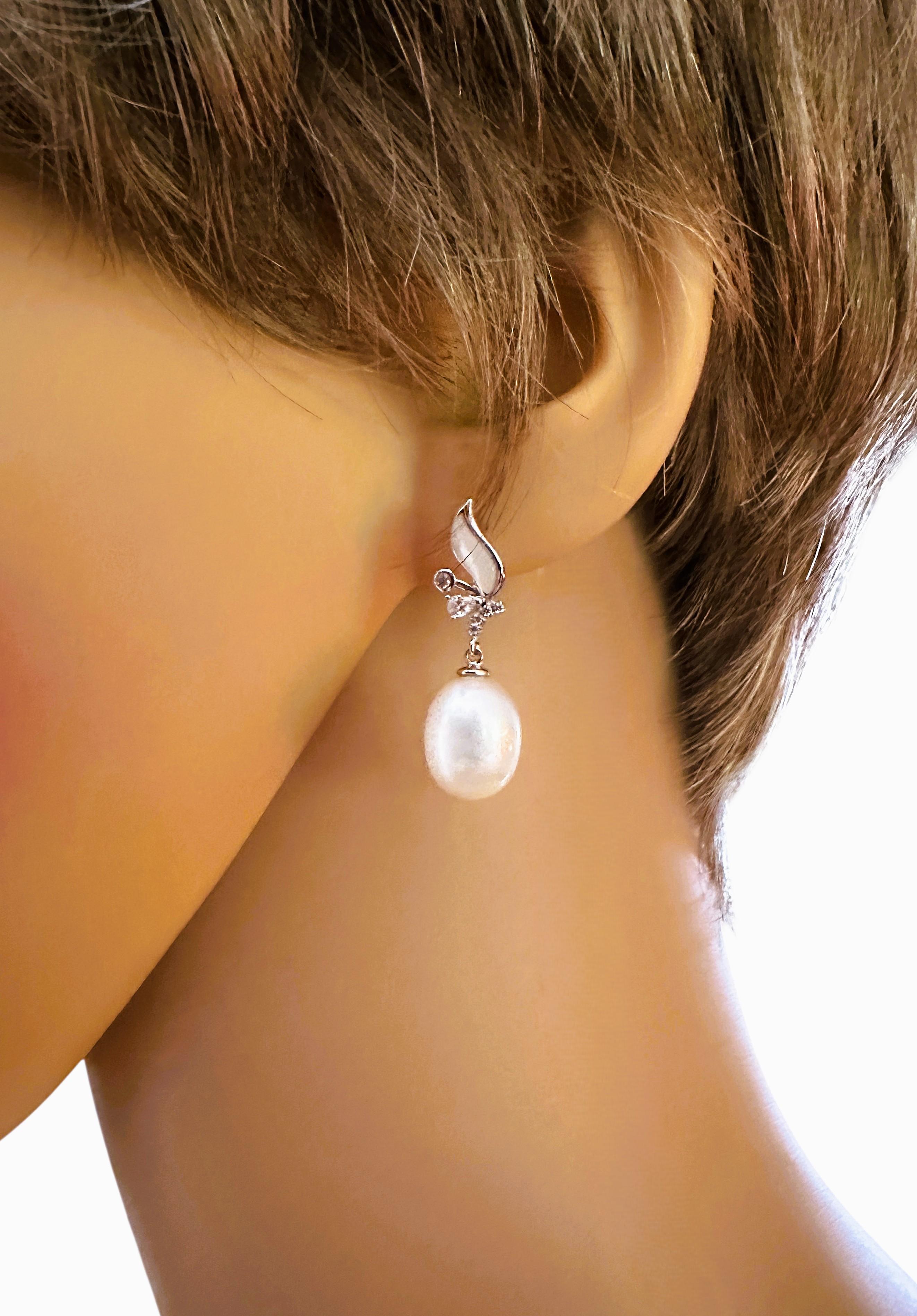 New Freshwater Pearl Mother of Pearl & Diamond Cut Sapphire Sterling Earrings In condizioni Nuovo in vendita a Eagan, MN