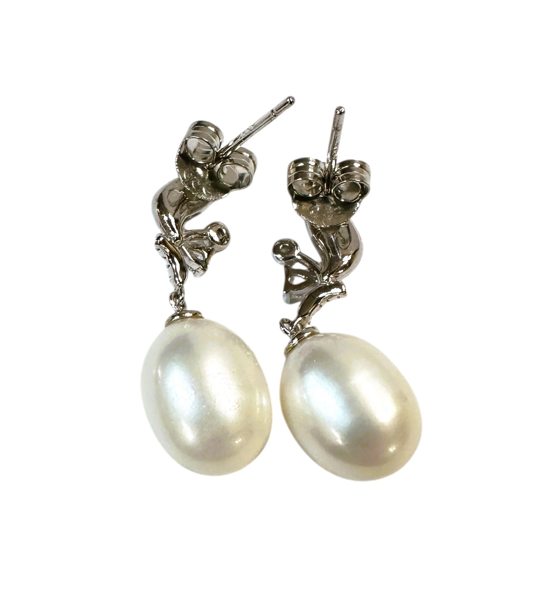 New Freshwater Pearl Mother of Pearl & Diamond Cut Sapphire Sterling Earrings in vendita 1