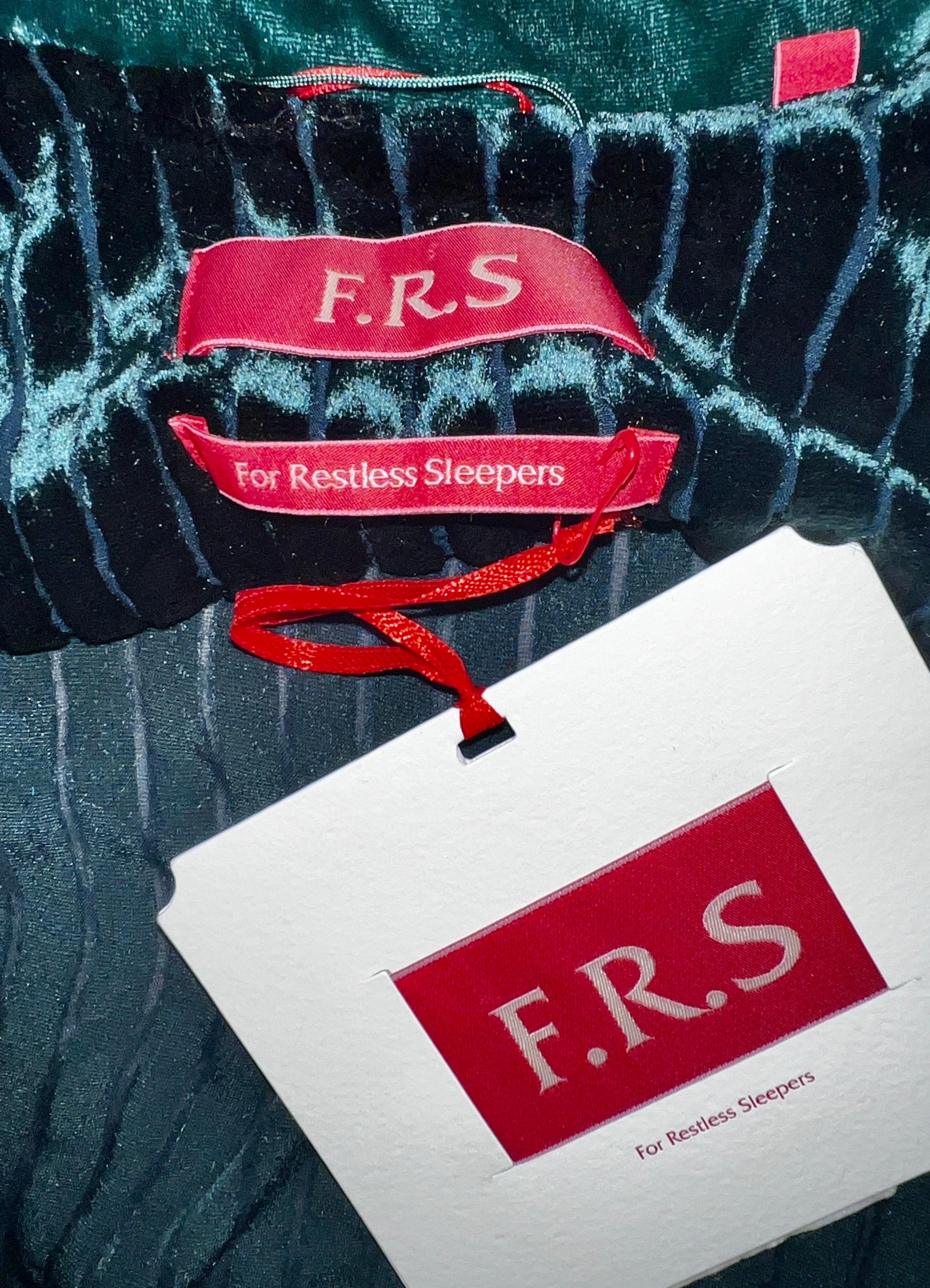 NEU F.R.S For Restless Sleepers FRS Smaragdgrüner Samt Robe S im Angebot 3