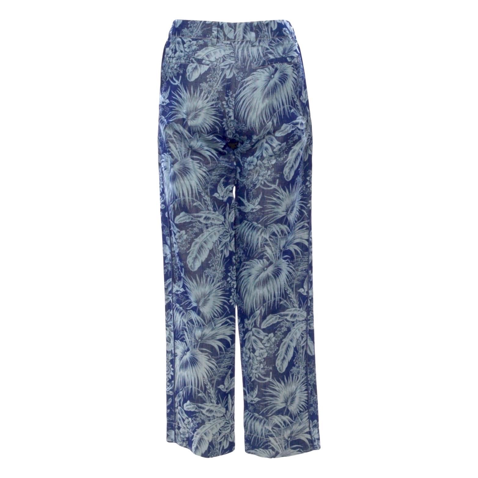 Uno splendido paio di pantaloni in misto lino disegnati da FOR RESTLESS SLEEPERS FRS.

I pantaloni F.R.S For Restless Sleepers sono una sontuosa alternativa agli slip sartoriali. Sono realizzati in pregiato misto lino e presentano un'incredibile