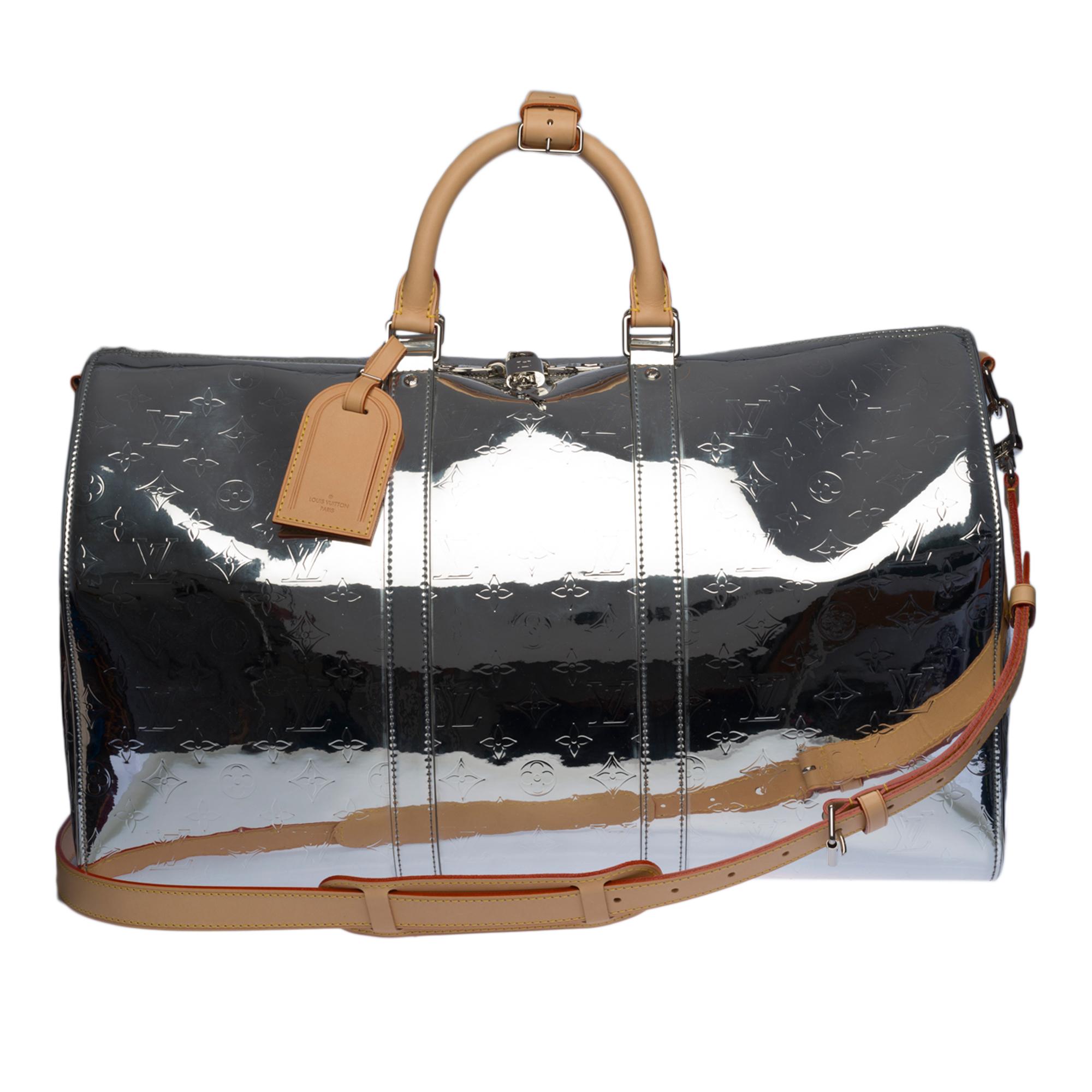 ULTRA EXCLUSIVE - SOLD OUT - LAST VIRGIL ABLOH COLLECTION

From the LV Mirror Capsule of the Fall-Winter 2021-2022 collection, this Keepall Shoulder Strap 50 bag is made from the new Monogram Mirror reflective canvas by Virgil Abloh. It is equipped