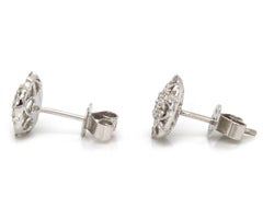 Gabriel & Co, clous d'oreilles en or blanc 14 carats avec fleurs milgrain et diamants 0,32 carat, état neuf