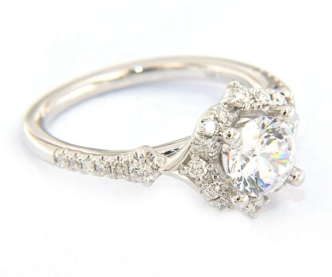 Neu Gabriel & Co. 0,35ctw Diamond Scalloped Halo Semi Mount Ring in 14K

Gabriel & Co. Diamant-Halo-Halbmondring mit Wellenschliff
14K Weißgold
Karatgewicht der Diamanten: Ca. 0,35ctw
Klarheit: SI2
Farbe: G - H
00ct CZ Zentrum Stein
Breite des