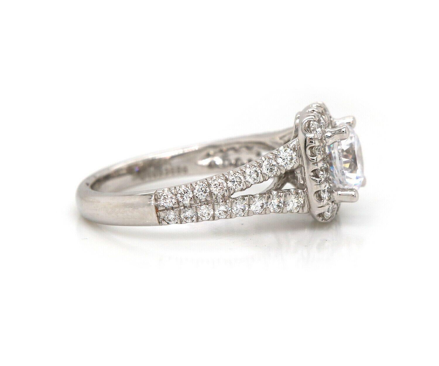 Gabriel & Co., gegründet. Diamant-Halo-Ring mit geteilter Schiene aus 14K Weißgold im Zustand „Neu“ im Angebot in Vienna, VA
