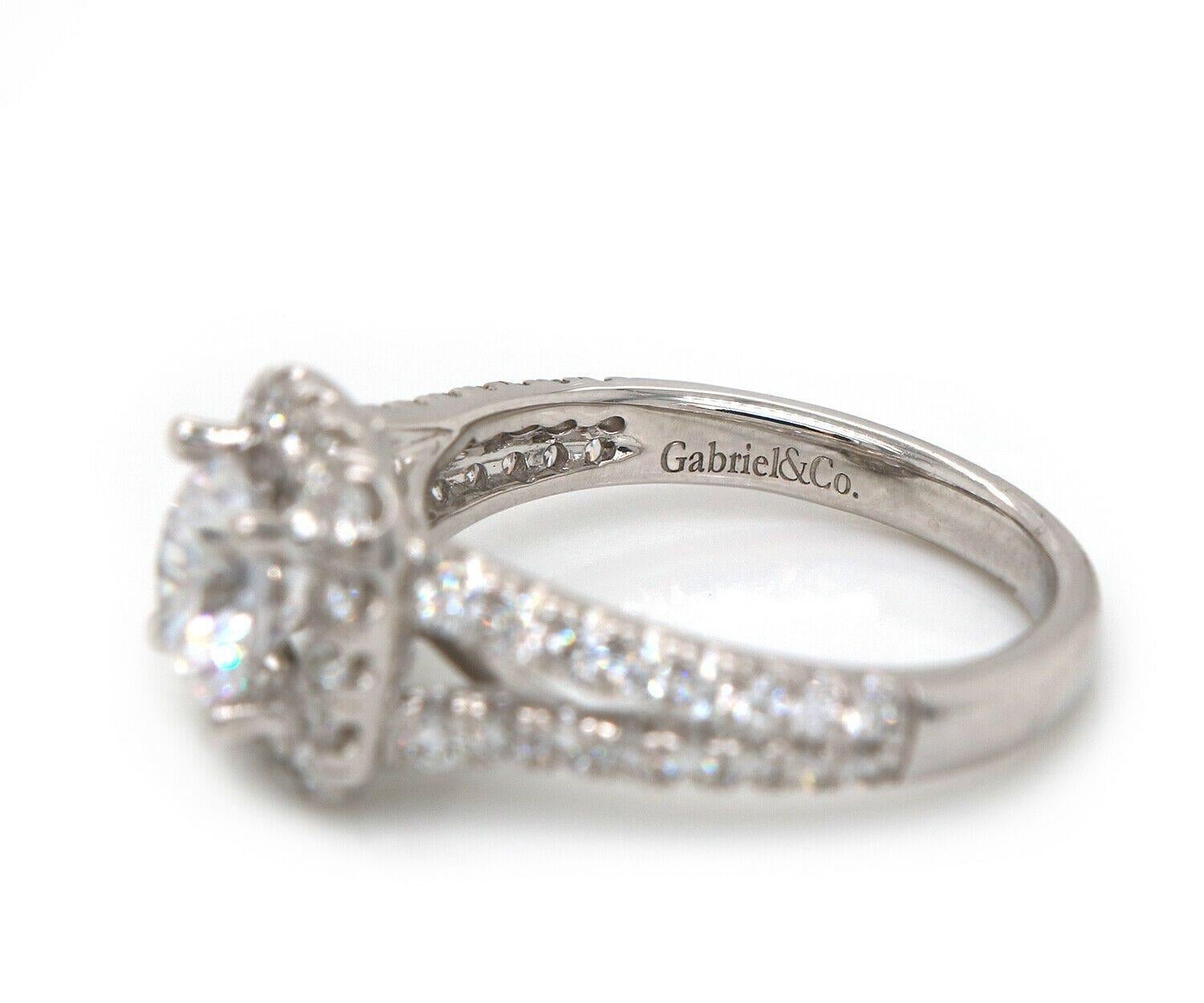 Gabriel & Co., gegründet. Diamant-Halo-Ring mit geteilter Schiene aus 14K Weißgold im Angebot 1