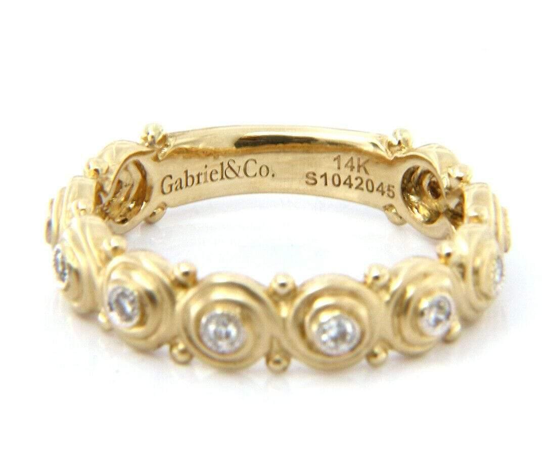 New Gabriel & Co. Diamond Matte Swirl Band Ring in 14K Yellow Gold In New Condition For Sale In Vienna, VA