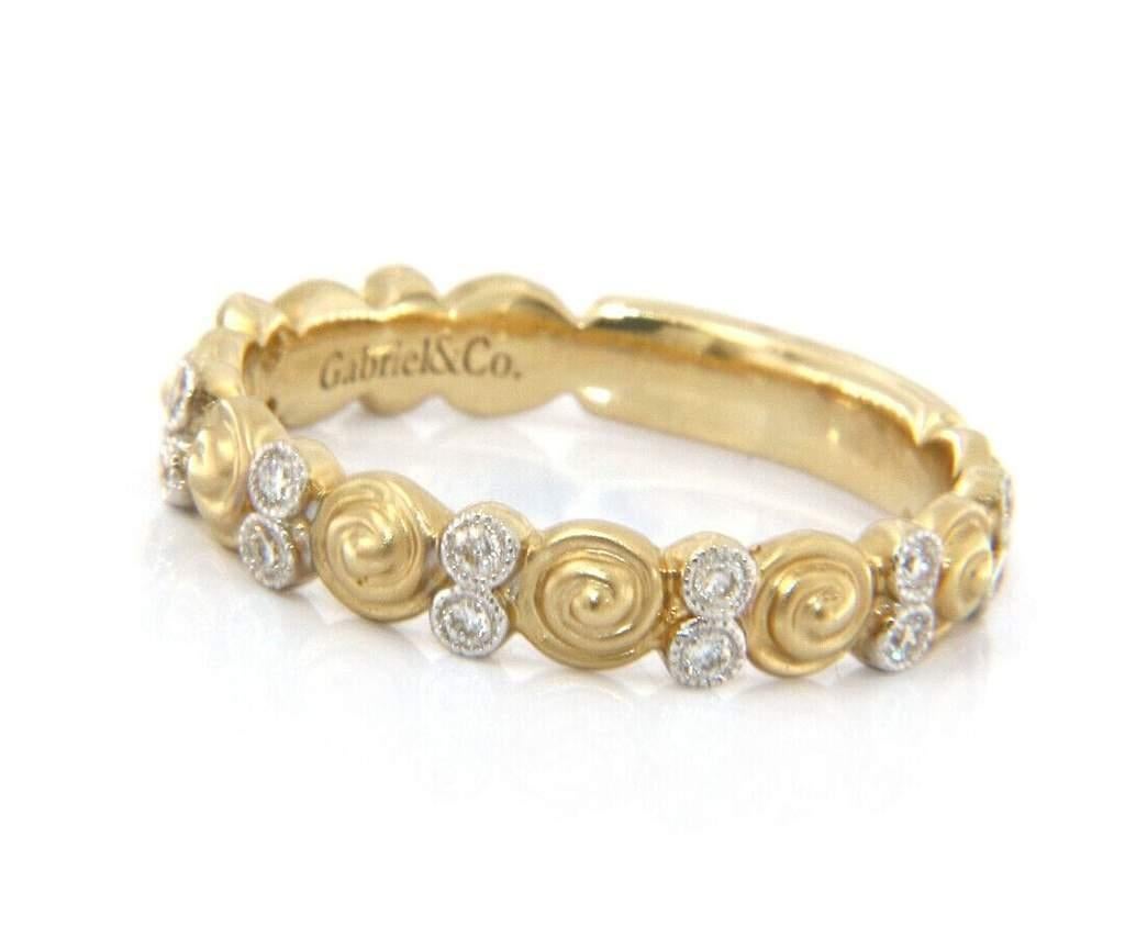 New Gabriel & Co. Diamond Station Matte Swirl Band Ring in 14K

Gabriel & Co. Diamond Station Matte Swirl Band Ring
14K Yellow Gold
14K White Gold
Diamonds Carat Weight: Approx. 0.14ctw
Clarity: SI2
Color: G - H
Band Width: Approx. 3.50 MM
Ring