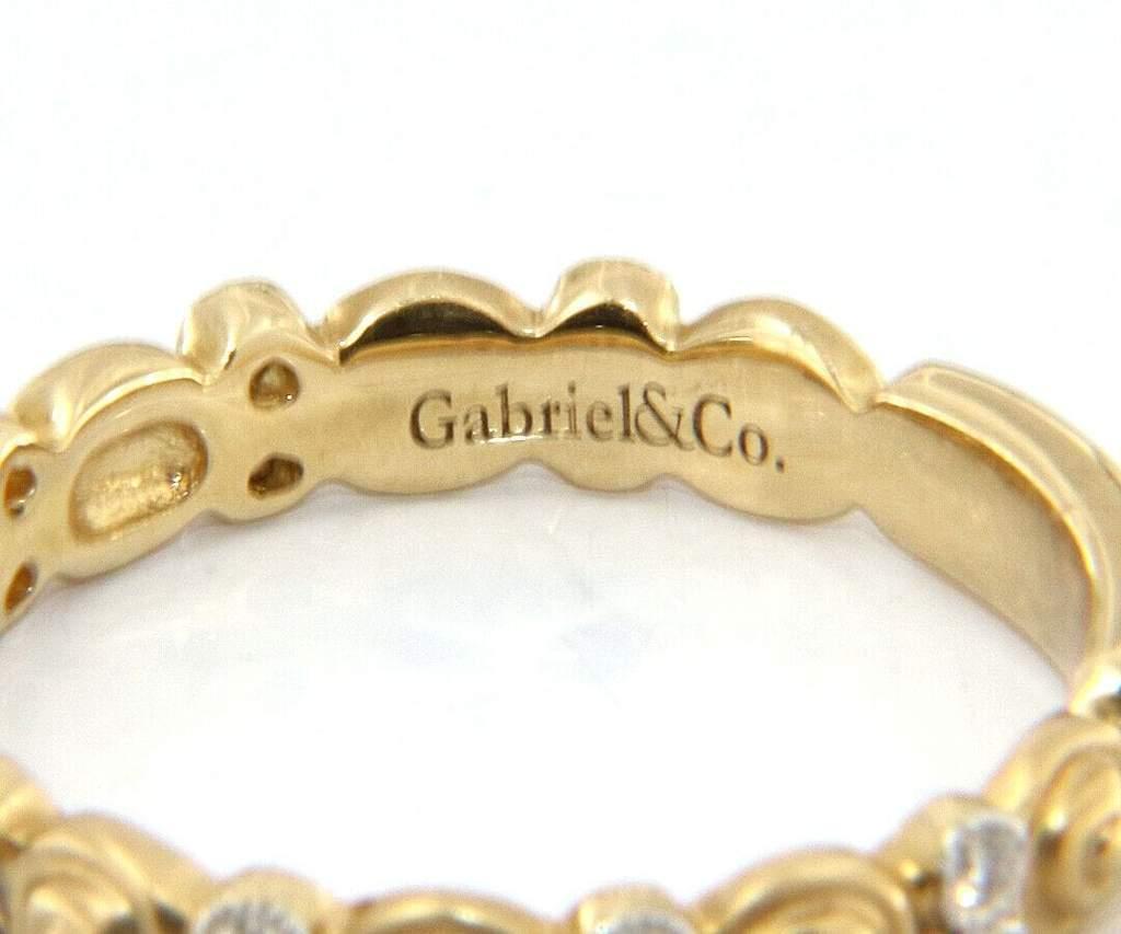 New Gabriel & Co. Diamond Station Matte Swirl Band Ring in 14K Yellow Gold In New Condition For Sale In Vienna, VA