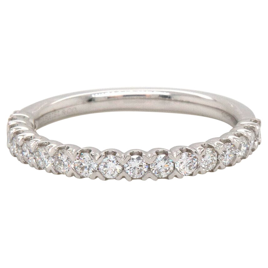 Gabriel 
Co., gegründet. Shared Prong Diamant-Hochzeitsring aus 14K Weißgold im Angebot