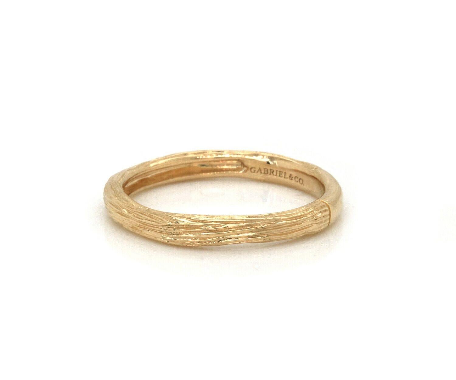 New Gabriel & Co. Textured Band Ring in 14K

Gabriel & Co. Textured Band Ring
14K Yellow Gold
Band Width: Approx. 2.50 MM
Ring Size: 6.50 (US)
Weight: Approx. 2.10 Grams
Stamped: GABRIEL & CO., 14K, S1279722

Condition:
Offered for your