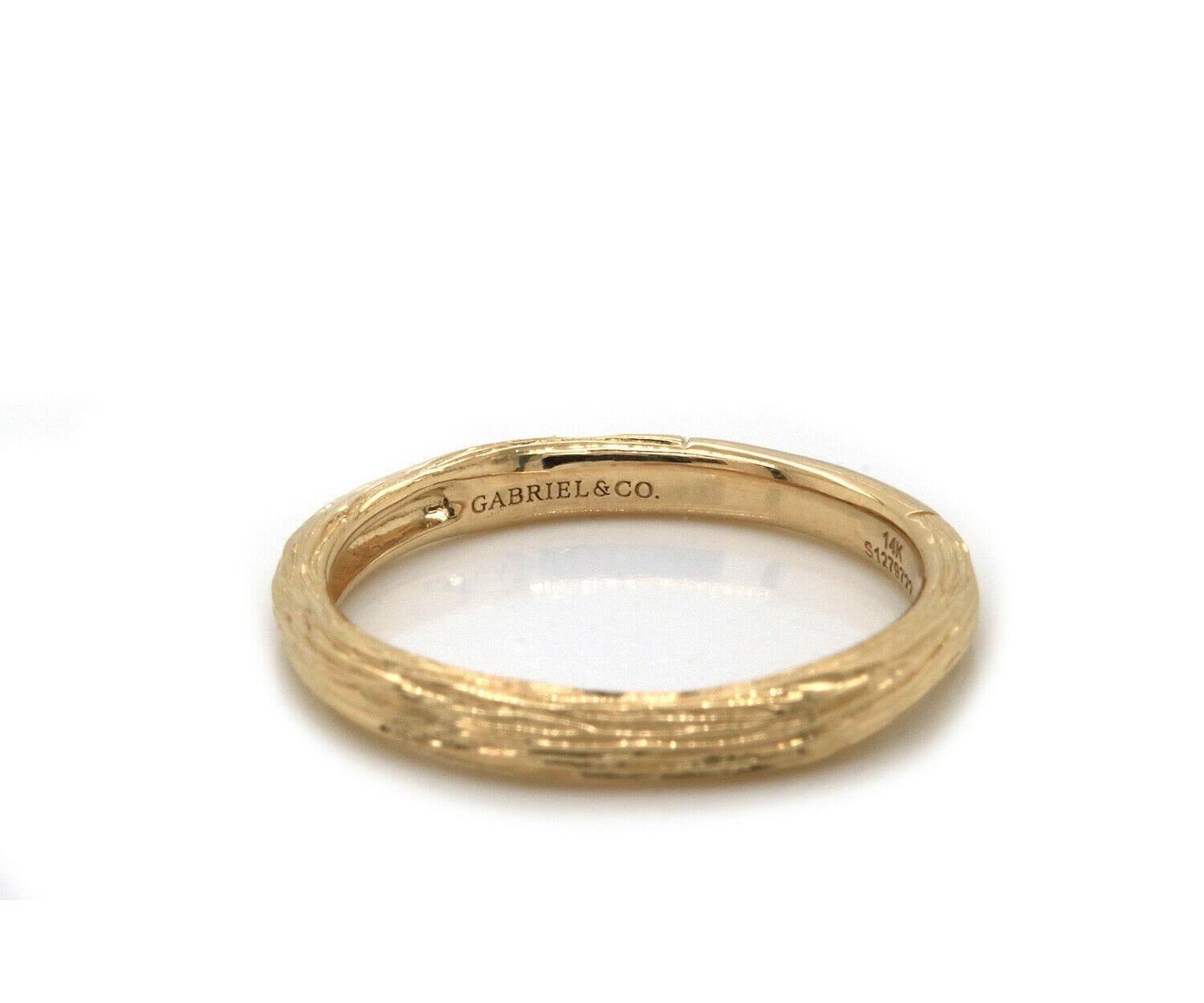 New Gabriel & Co. Textured Band Ring in 14K Yellow Gold In New Condition For Sale In Vienna, VA
