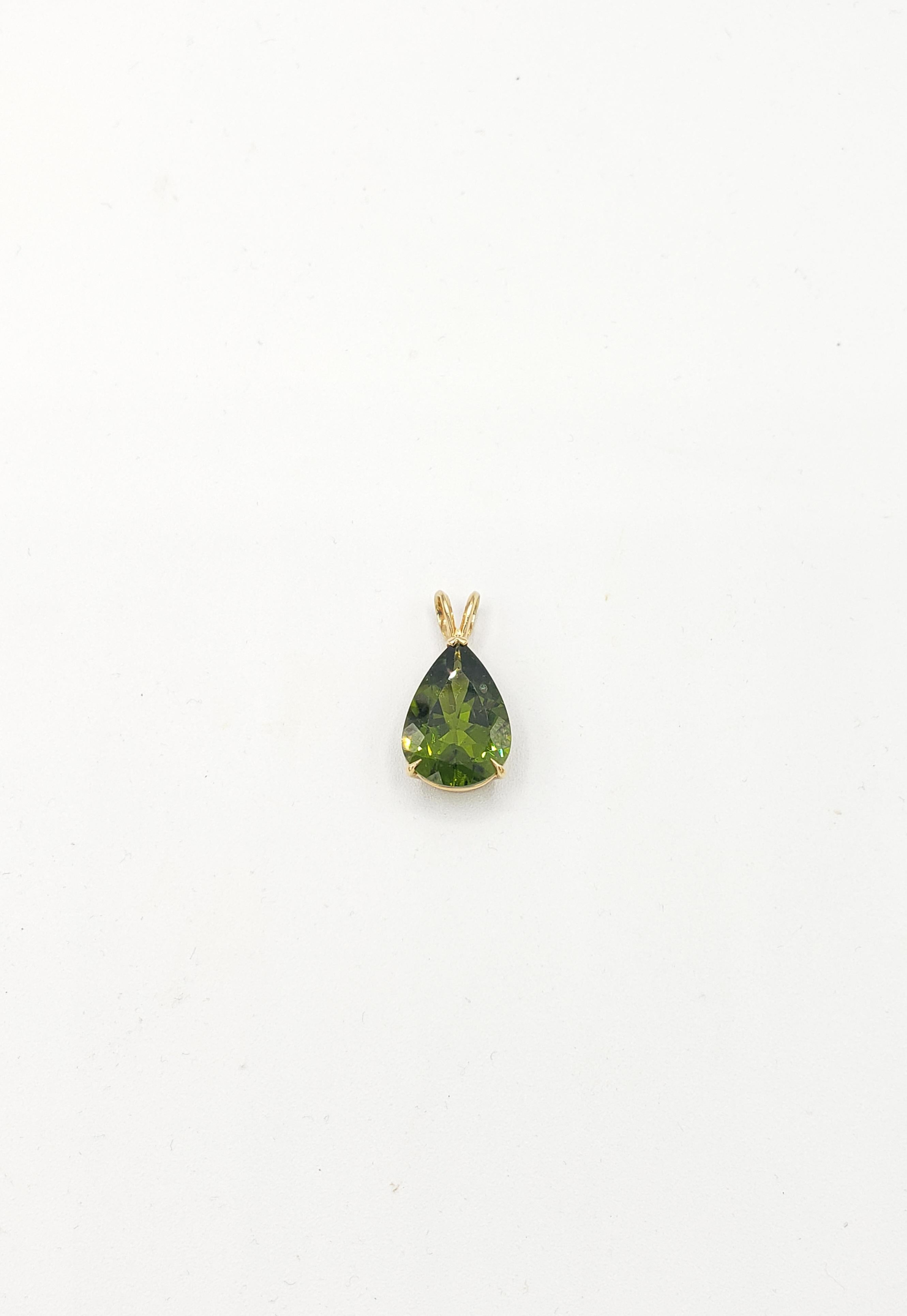 Unheated Natural 12.22 CT Burma Pear Peridot Pendant 14K Gold In New Condition For Sale In Warren, NJ