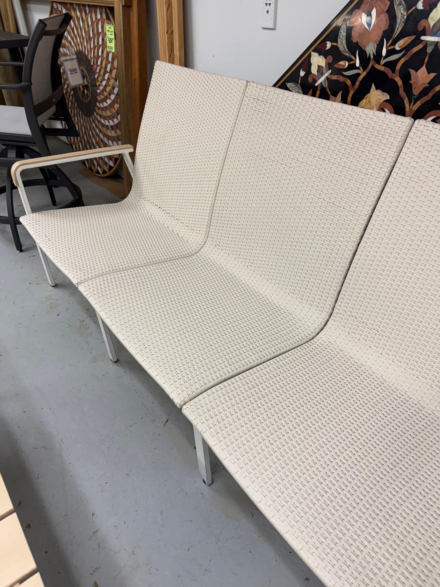Nuevo conjunto de patio exterior Gensun Casual Ventura de 5 piezas de aluminio fundido y mimbre con sofá y mecedora.
Un diseño de transición aerodinámico con un uso único de los materiales. Ventura presenta un mimbre sintético blanco tejido a mano