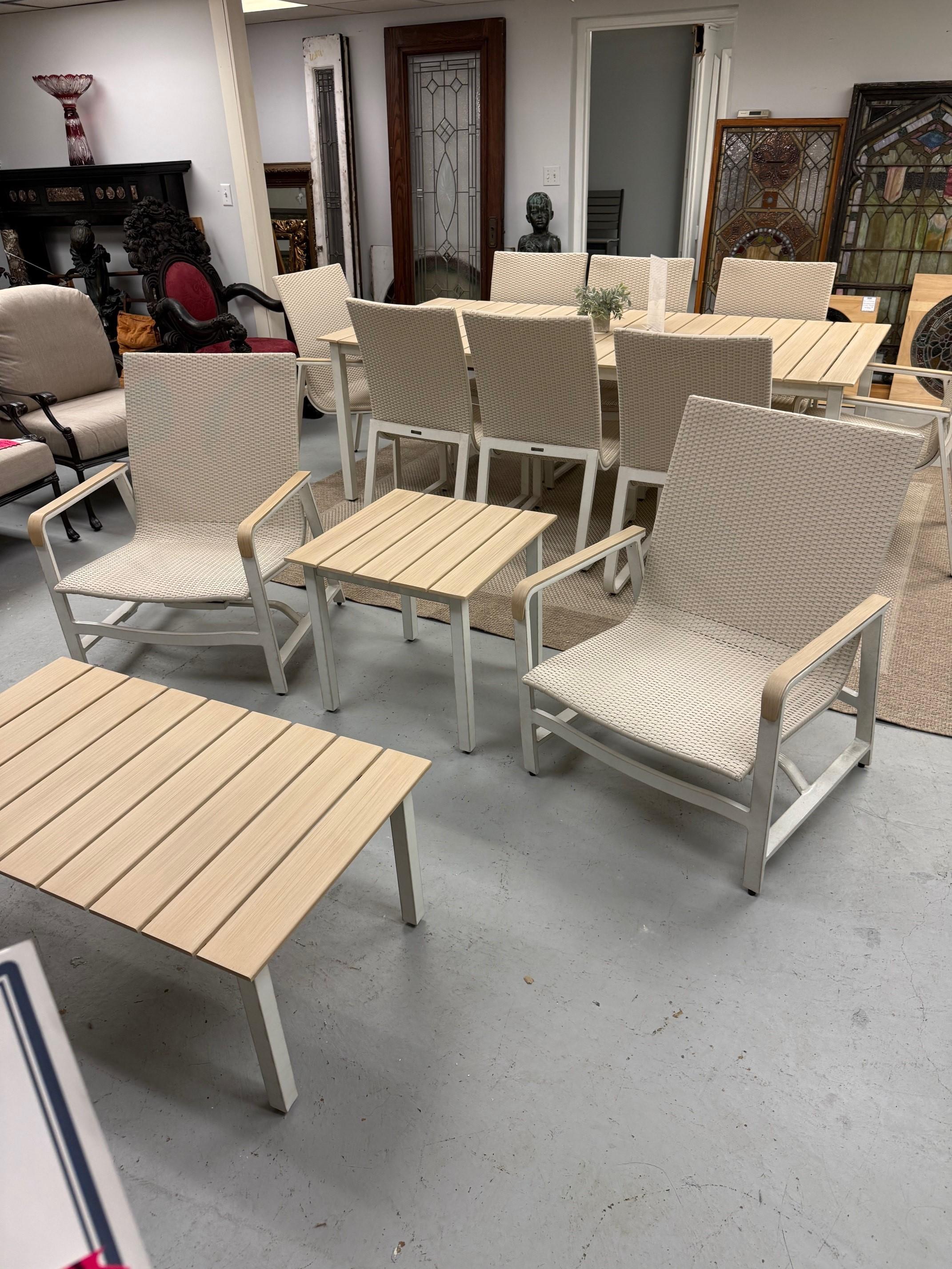 Nuevo Conjunto de exterior Gensun Casual Ventura de 5 piezas de aluminio fundido y mimbre Siglo XXI y contemporáneo en venta