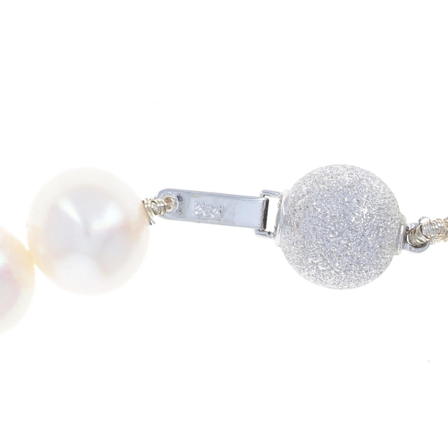 Halskette mit echtem Perlenstrang, Verschluss aus 14k Weißgold mit gebürsteten Perlen im Angebot 1