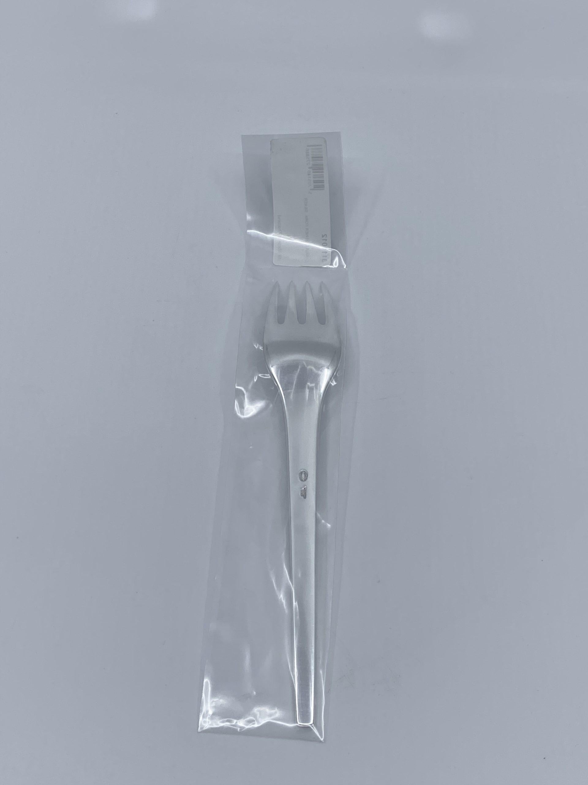 Sterling silver Georg Jensen dinner fork, item 012 in the Caravel pattern, design #111 by Henning Koppel from 1957. Still a very modern design, sleek and completely without decoration.

Additional information:
Material: Sterling silver
Styles: