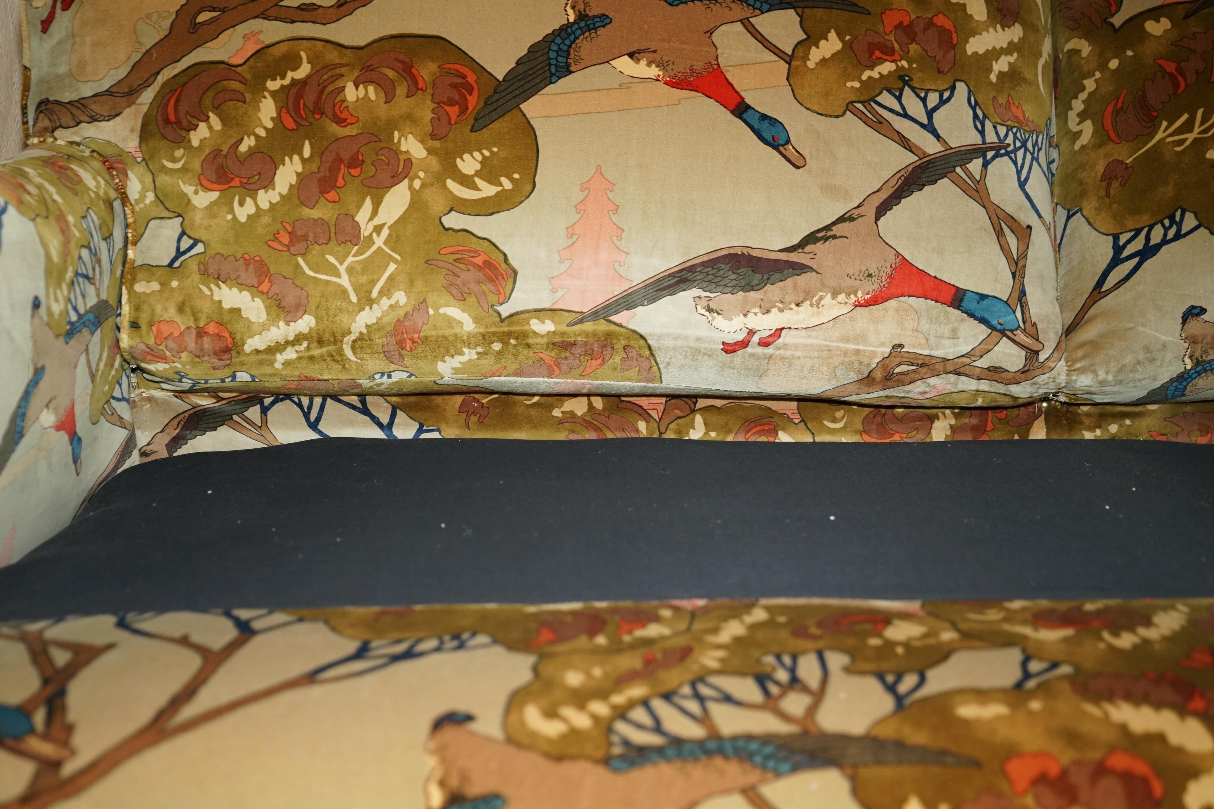Nouveau canapé George Smith Howard Signature Scroll Arm Mulberry Flying Ducks Velvet en vente 5