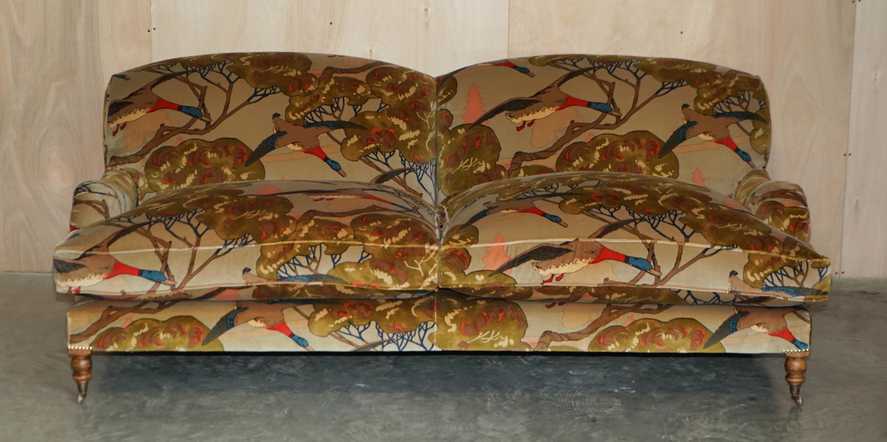 Nous avons le plaisir de vous proposer à la vente ce grand canapé George Smith Signature à bras en spirale, tout neuf, avec des coussins de base et de dossier remplis de plumes, tapissé de velours Mulberry Flying Ducks d'un luxe exceptionnel

Eh