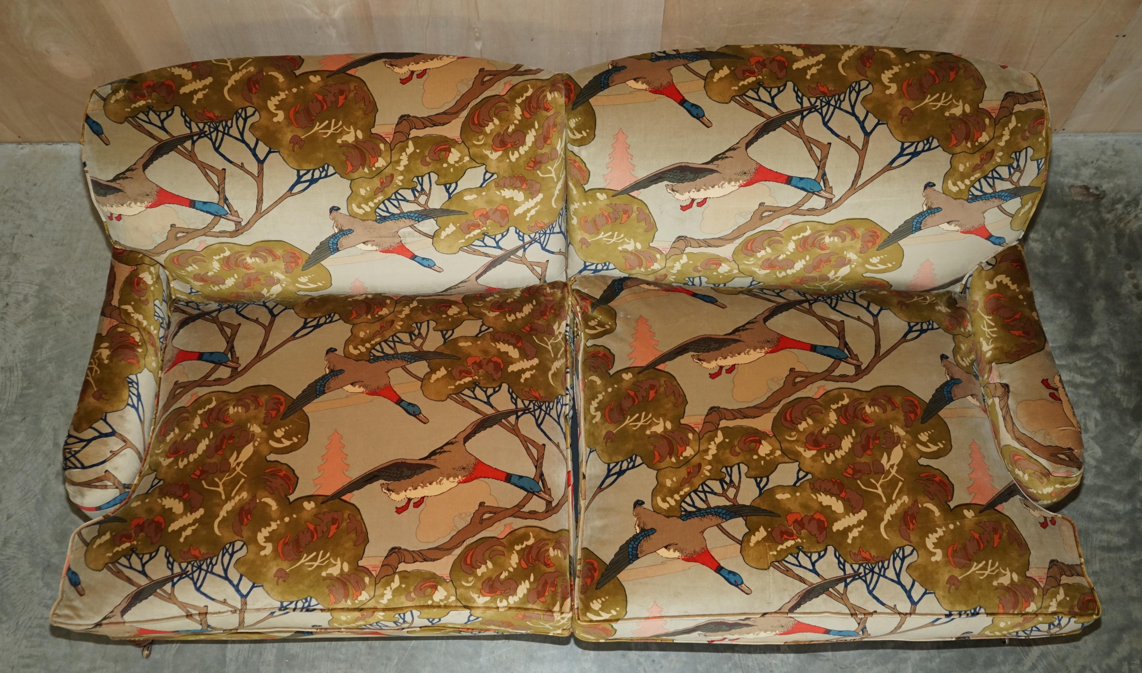 Fait main Nouveau canapé George Smith Howard Signature Scroll Arm Mulberry Flying Ducks Velvet en vente