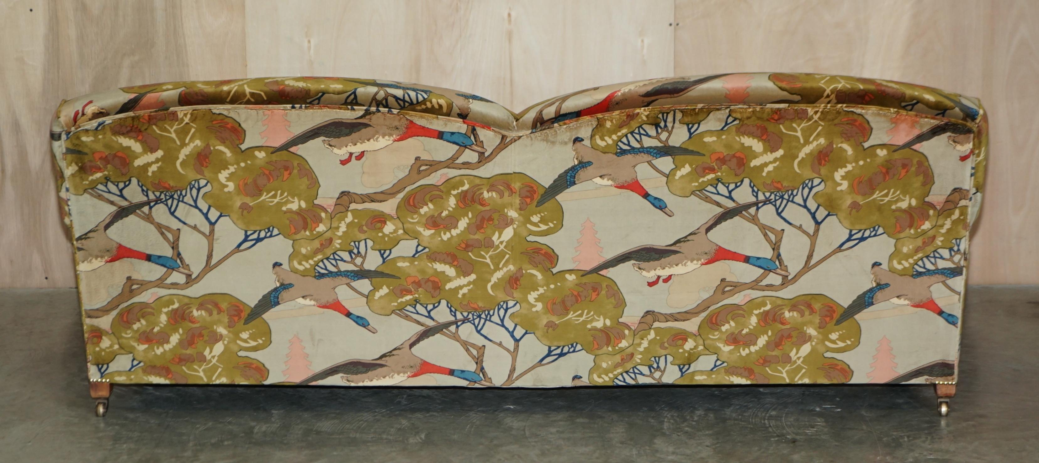 Velours Nouveau canapé George Smith Howard Signature Scroll Arm Mulberry Flying Ducks Velvet en vente