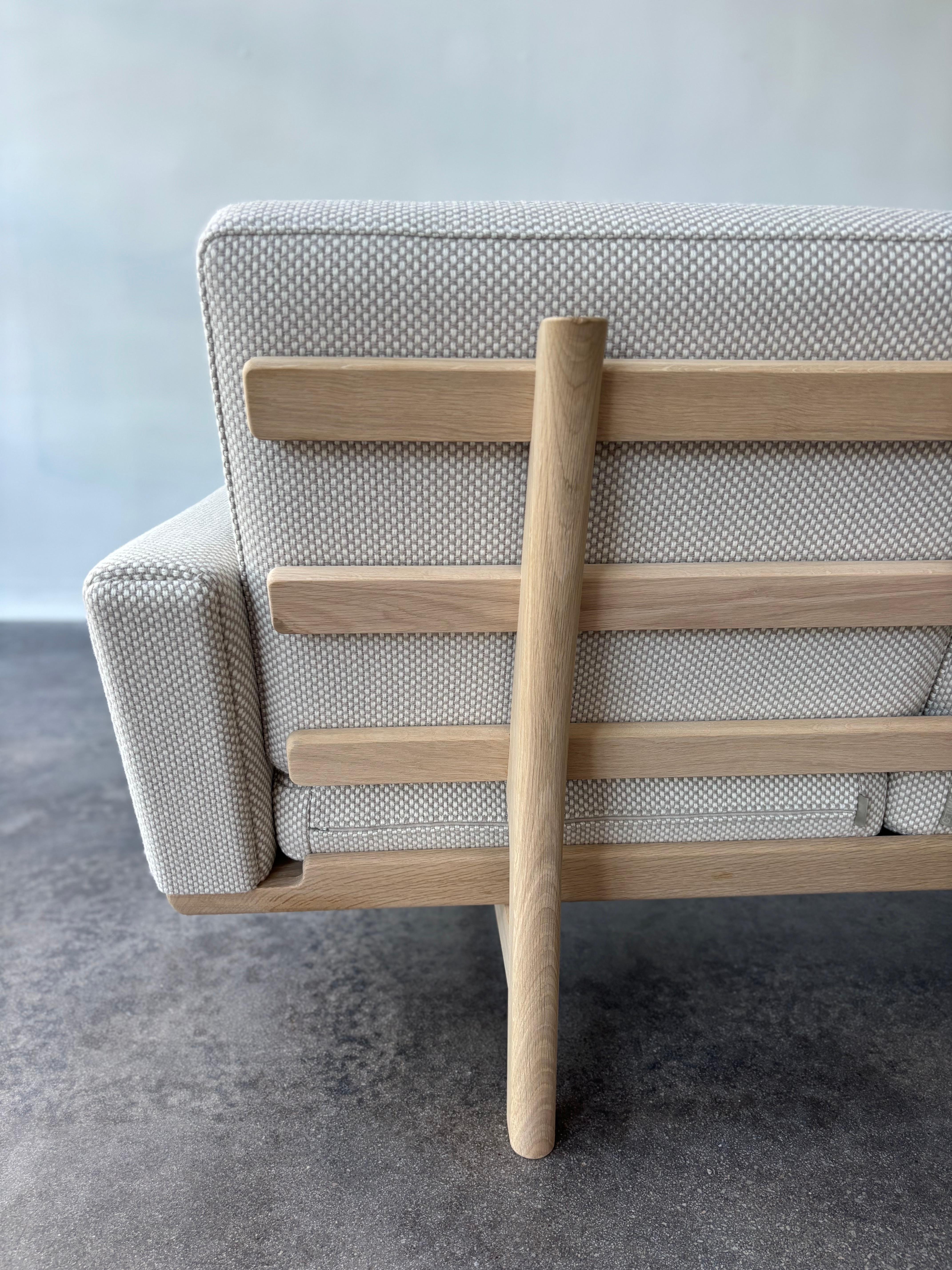 New Getama GE236 Sofa 3-Seater, Original Hans Wegner produced in 2023 For Sale 4