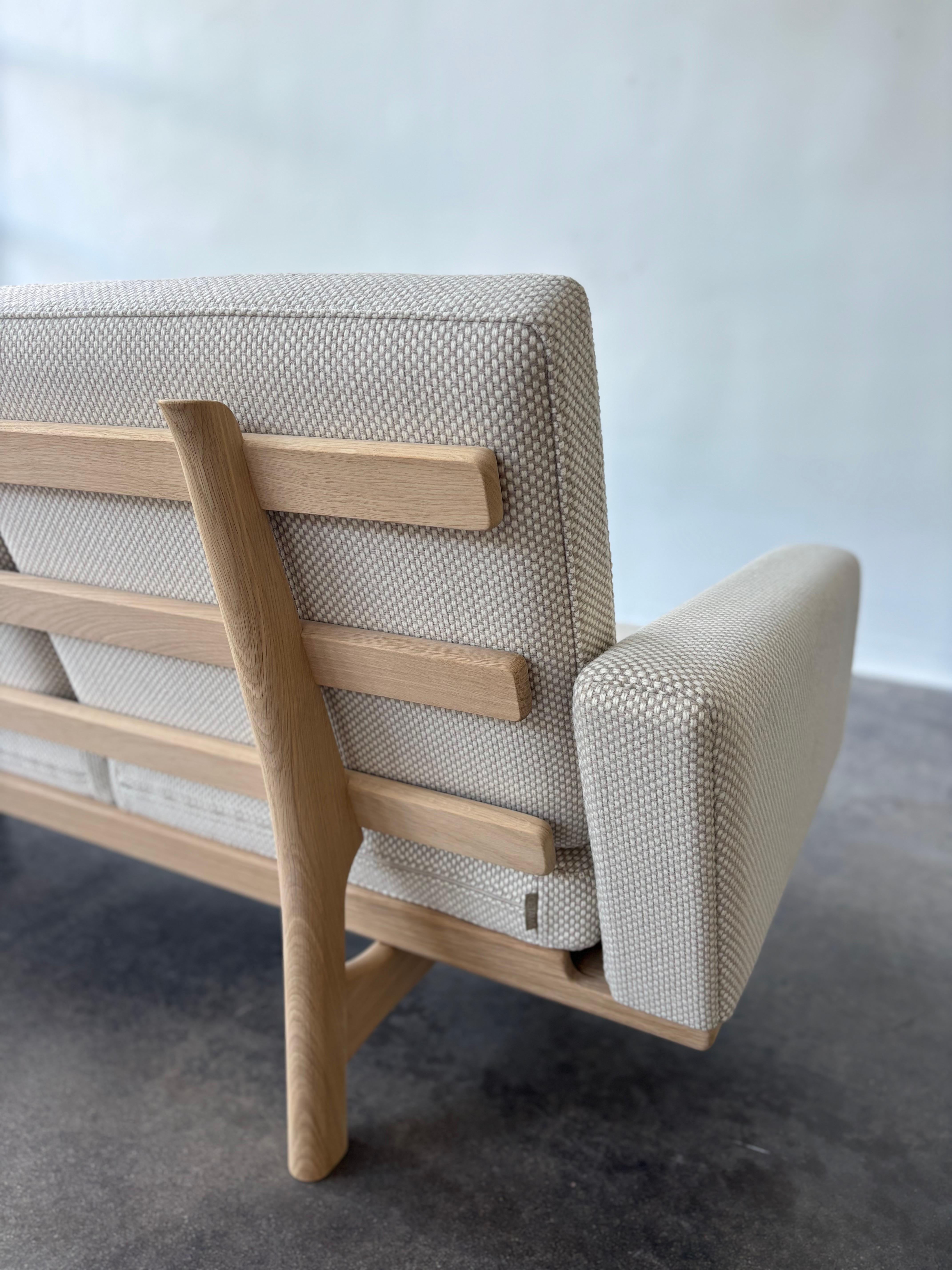 New Getama GE236 Sofa 3-Seater, Original Hans Wegner produced in 2023 For Sale 7