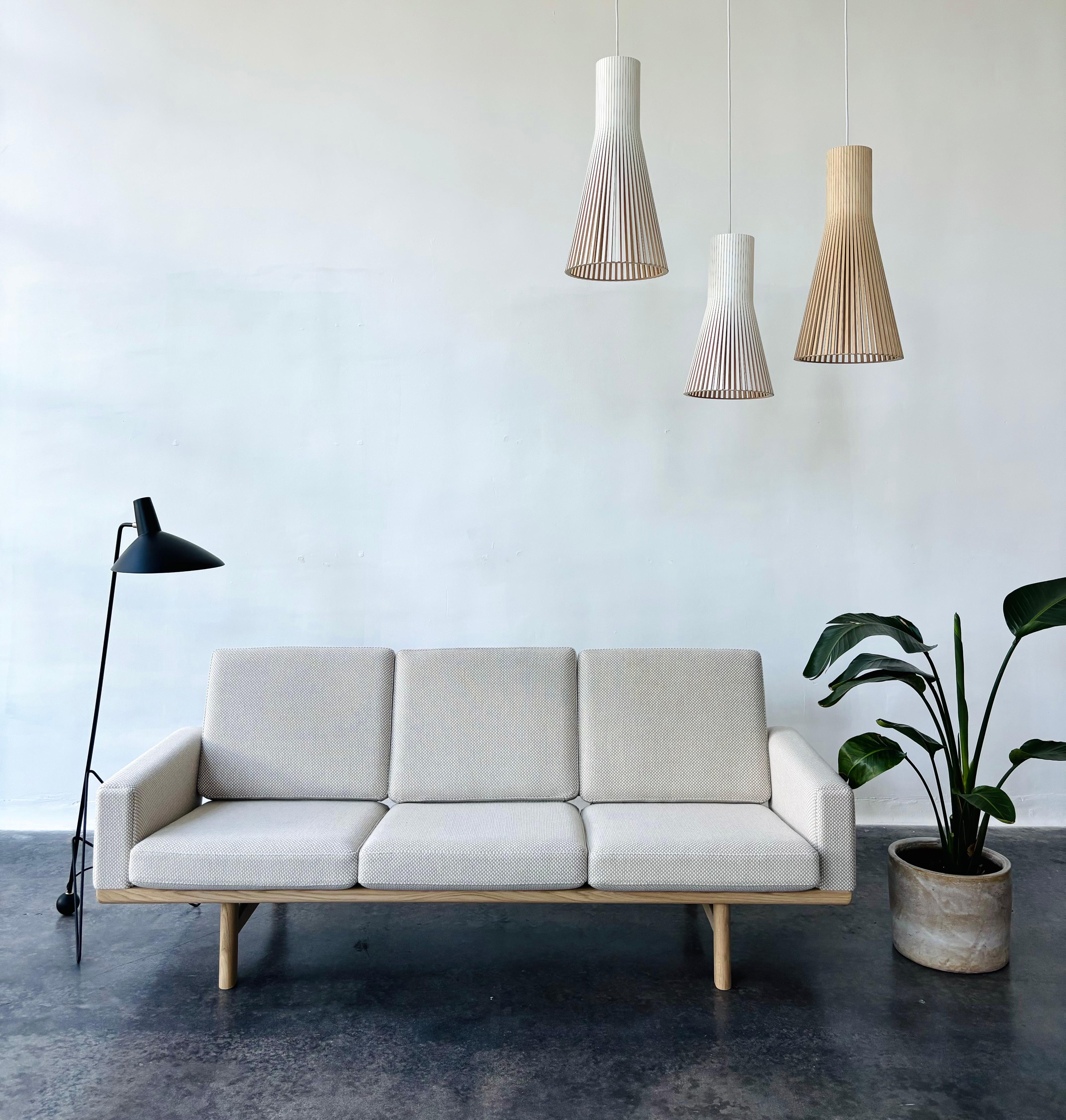This is an original GETAMA GE236 3-Seater sofa produced in Denmark in December of 2023 shortly before the Getama production facility burned down. This is an original design by Hans J. Wegner, originally drawn in 1955.

The sofa is upholstered by