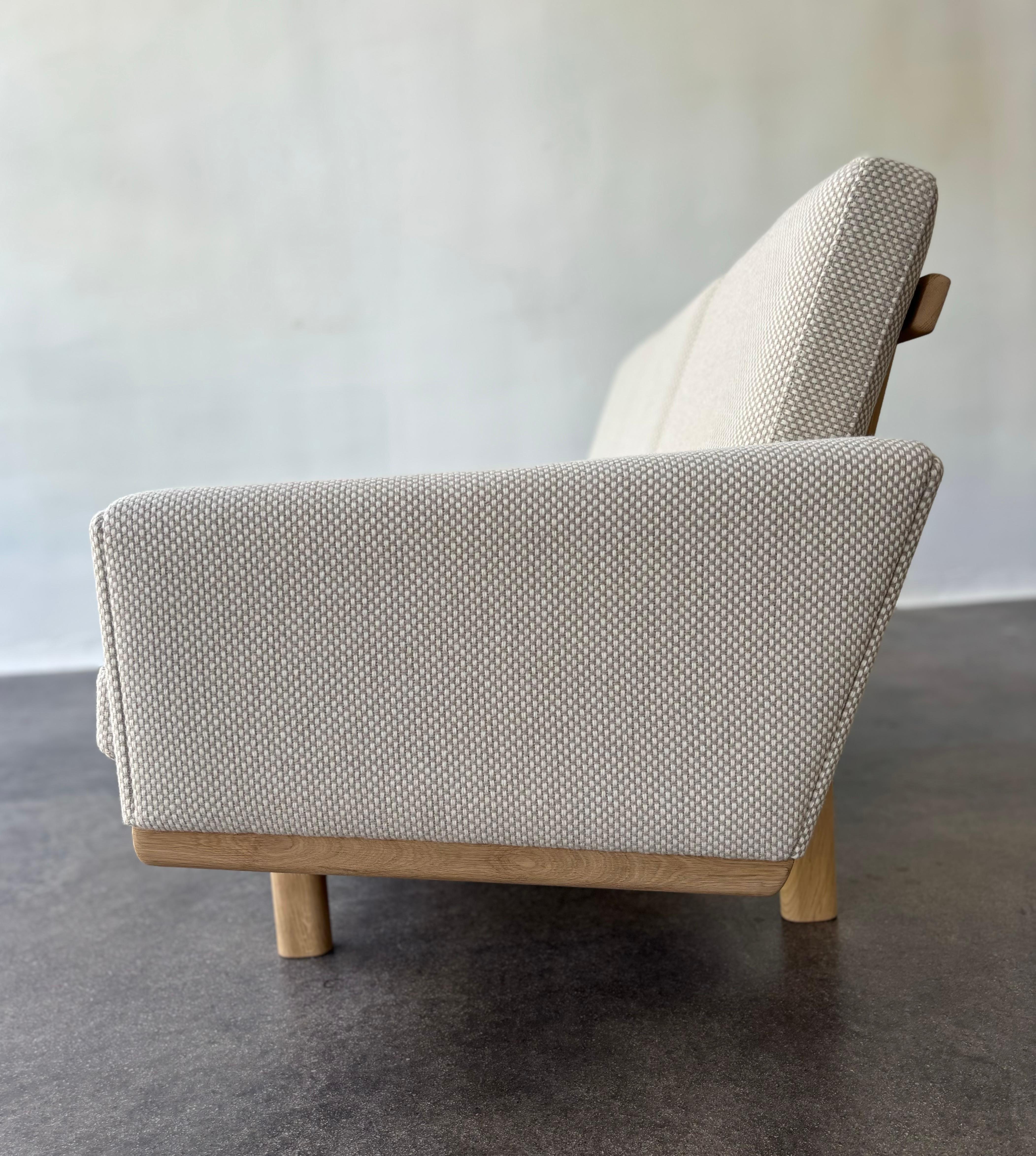 New Getama GE236 Sofa 3-Seater, Original Hans Wegner produced in 2023 For Sale 1