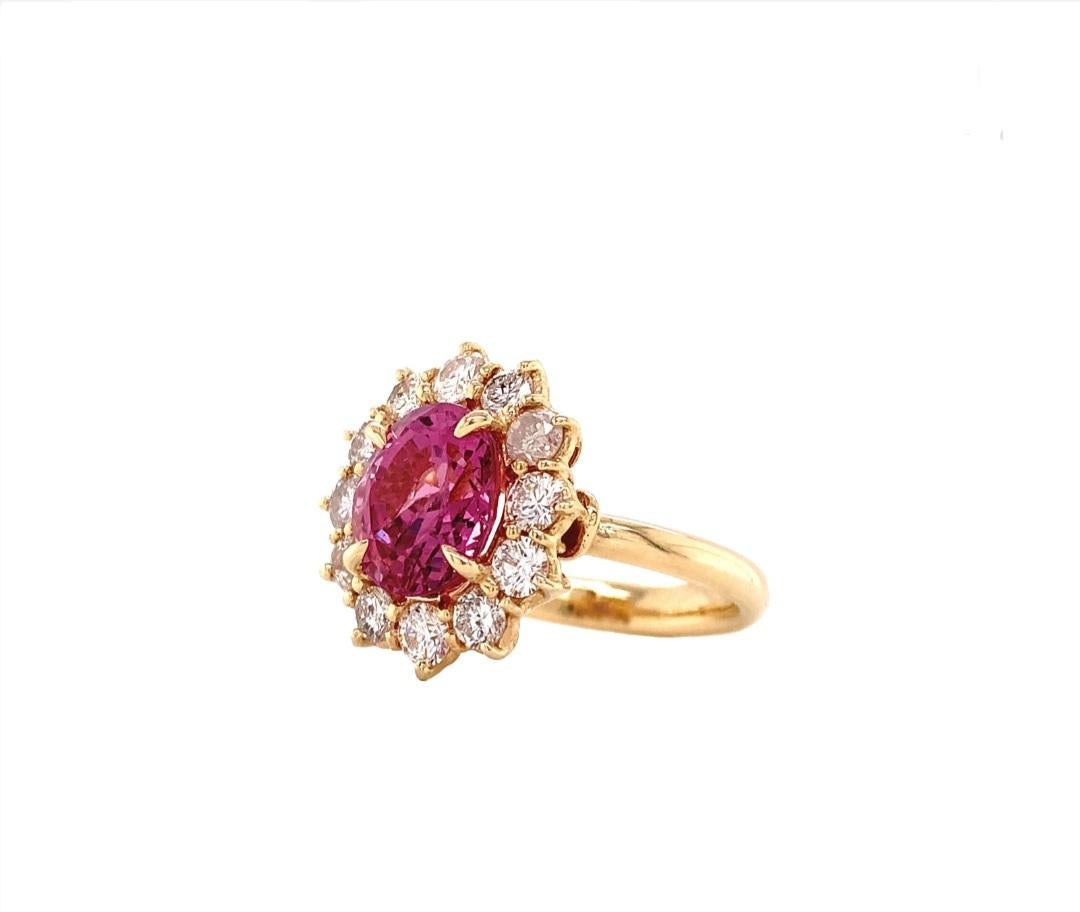 Cette magnifique bague en or jaune 14 carats de LaFrancee est ornée d'un spinelle rare et magnifique de 3,67 carats, parfaitement propre et non chauffé, d'une couleur rose vif naturelle. Le spinelle est rehaussé de diamants étincelants. La bague est