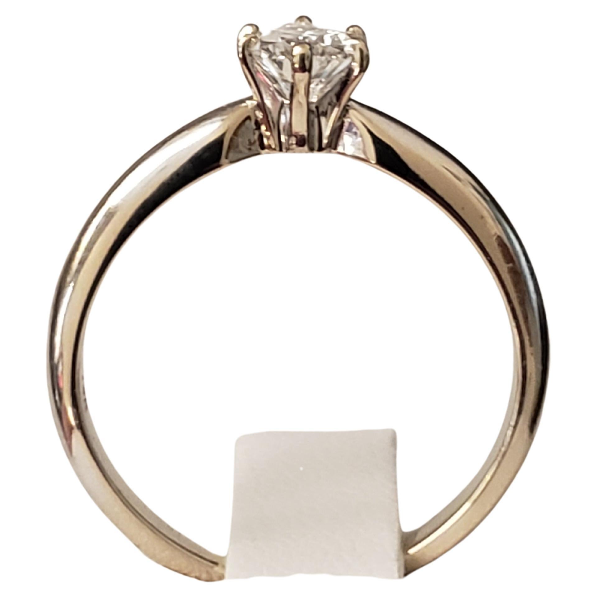 Lasciati conquistare dalla bellezza senza tempo di questo nuovo squisito anello di fidanzamento di LaFrancee. Realizzato in oro bianco massiccio 14 carati, questo splendido anello presenta un diamante naturale a forma di pera con taglio brillante di