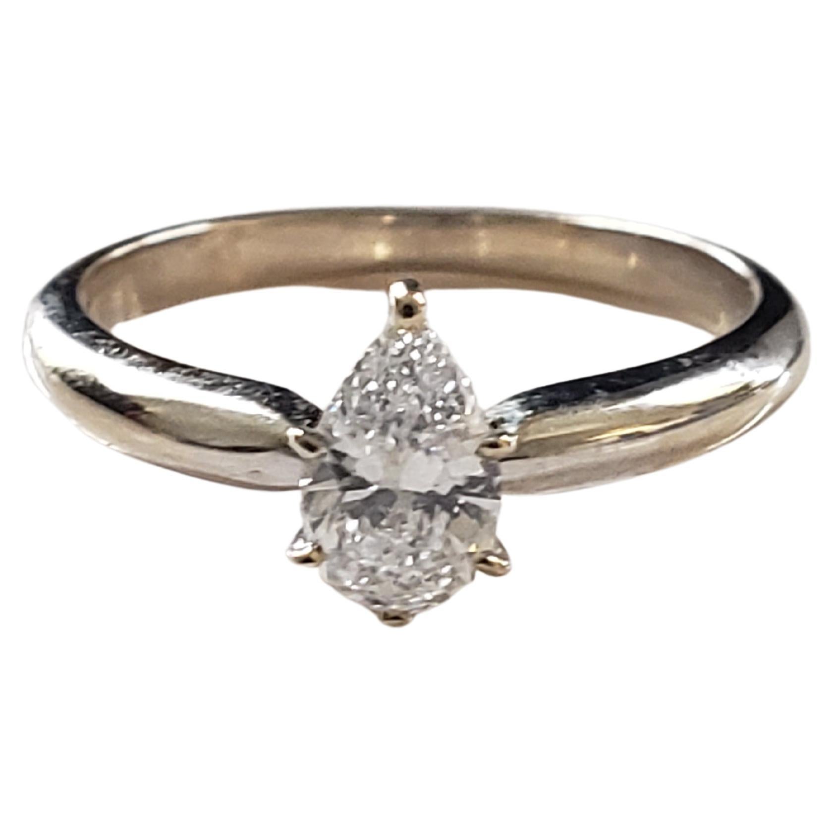 Contemporaneo NUOVO Anello di fidanzamento con diamante a pera naturale da 0,55 carati GIA CERT D/VS2 in oro 14k in vendita