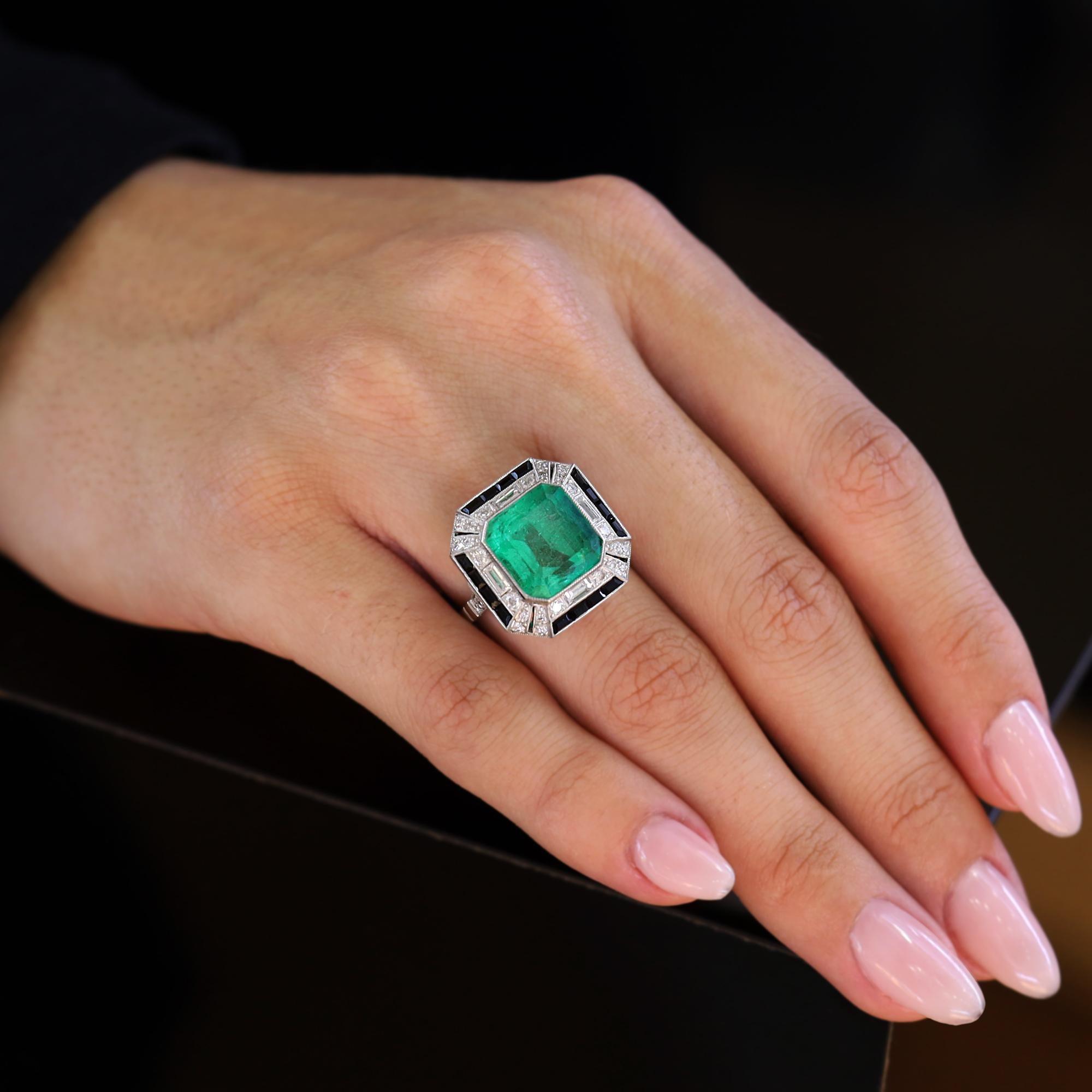 Exemple audacieux de géométrie Arte Antiques et de chic parisien, cette bague en émeraude colombienne certifiée offre des contrastes audacieux : la gemme d'un vert éclatant, les diamants antiques étincelants et l'éclat noir profond de l'onyx taillé
