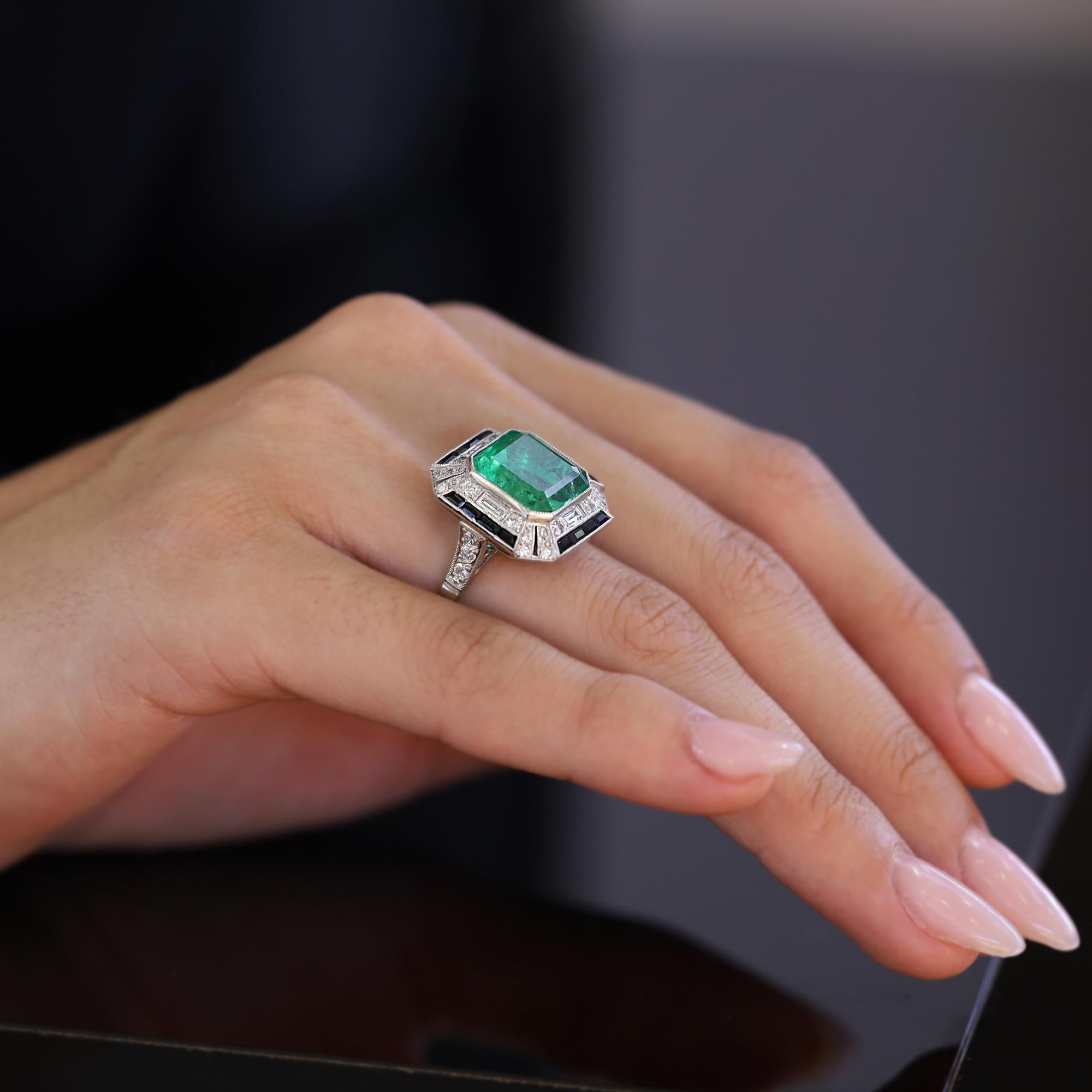 Taille octogone New GIA Certified 6.52 Carat Colombian Emerald Diamond & Onyx Art Deco Ring en vente