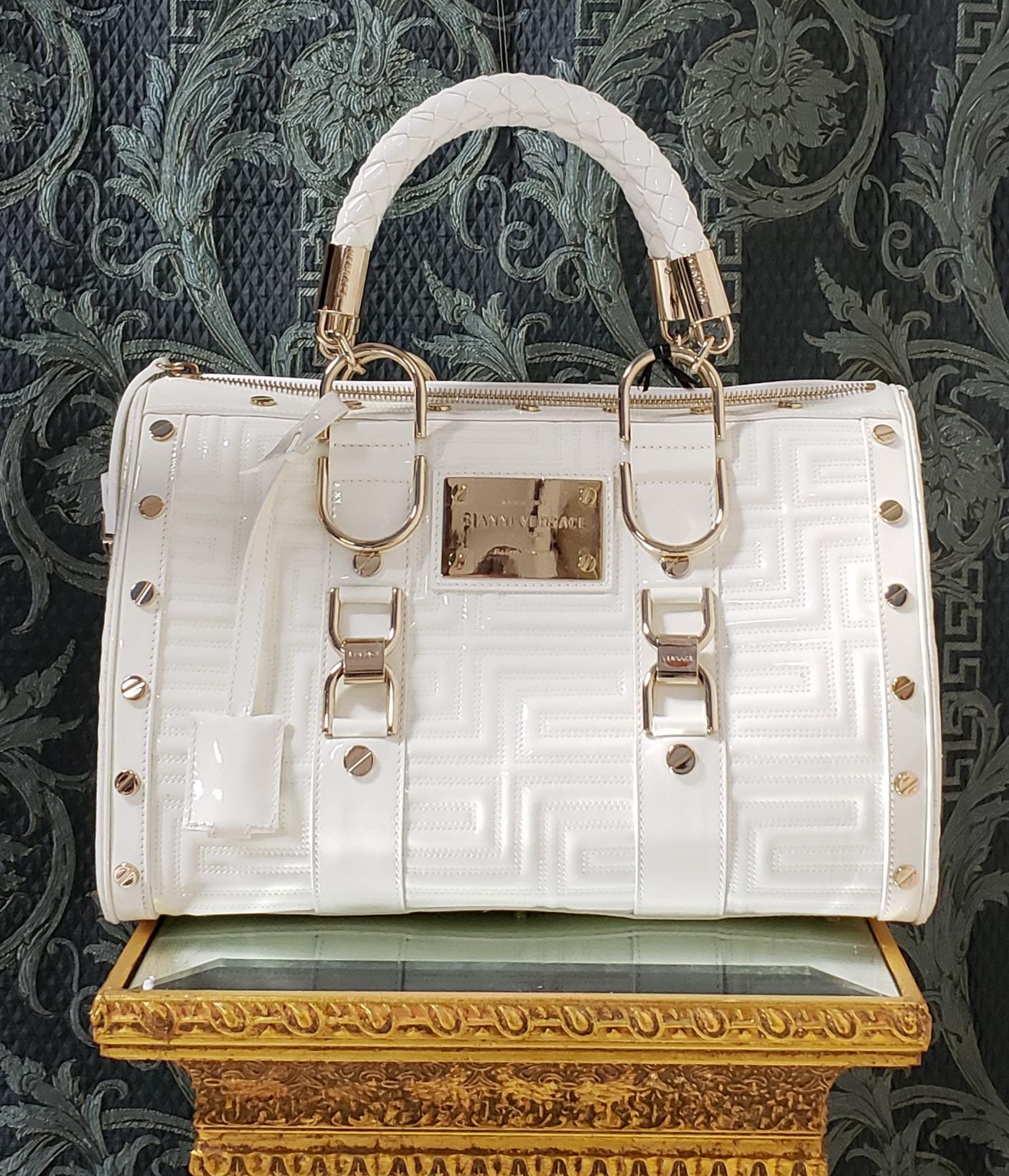 VERSACE


GIANNI VERSACE COUTURE White Quilted Patent Leather Bag

 Top zip closure
 
 Measures 13'' x 8.5'' tall at center x 7''

Color: White

Four metal feet at base

Satin lining with interior zip, patch, and cell phone pockets

braided leather