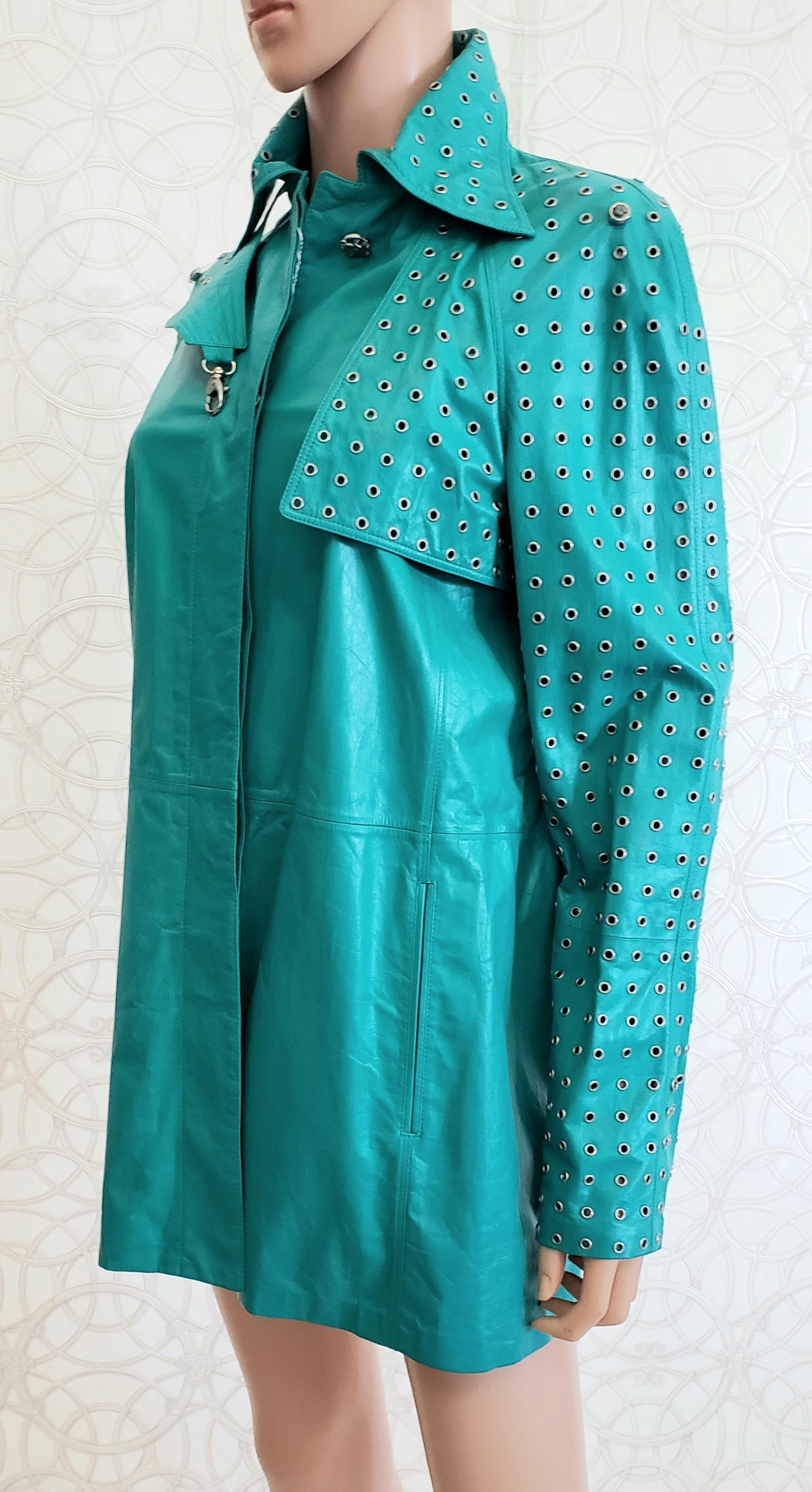 GIANNI VERSACE 
Emerald green leather jacket
Silver-tone metal rivets on the sleeves and collar
4 Front silver-tone button closure
Two buttons on the sleeves

Content: 100% leather 
Lining: 100% cupro

Size IT 40 - US 4/6


Armpit to armpit up to