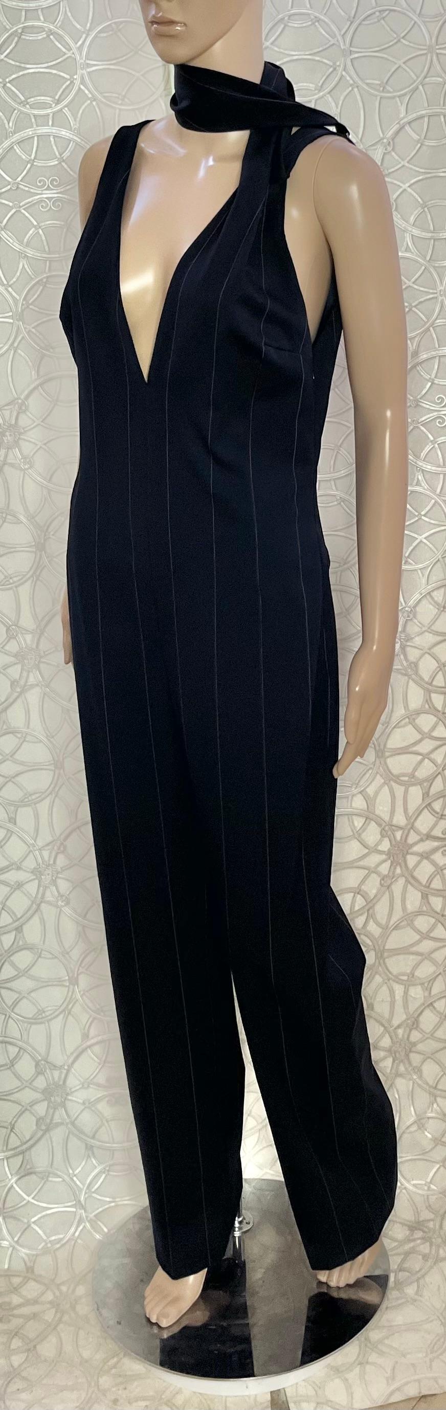 Gianni Versace

Navy blue new pinstripe jumpsuit 

Deep V-neck
Open V-back

Concealed zip fastening 


Content:
95% wool, 
4% Silk
1% polyester


Size IT 42 - US 6 
armpit to armpit 16