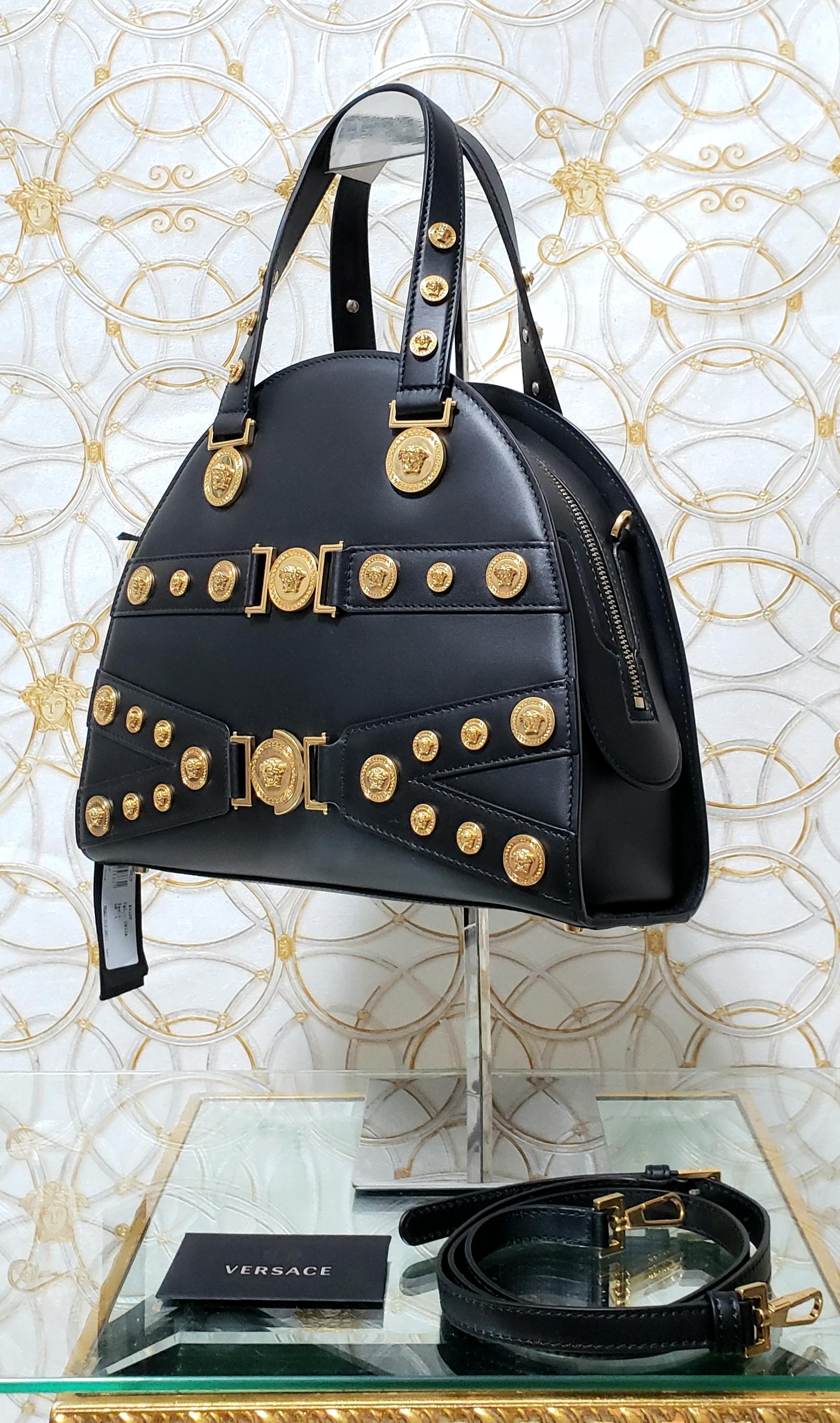 VERSACE 


GIANNI VERSACE TRIBUTE BLACK LEATHER MEDALLION BAG



Versace is one of the most renowned Italian fashion labels. 

Its first boutique was opened in Milan in 1978 and the name Versace quickly became a synonym for luxury and refined