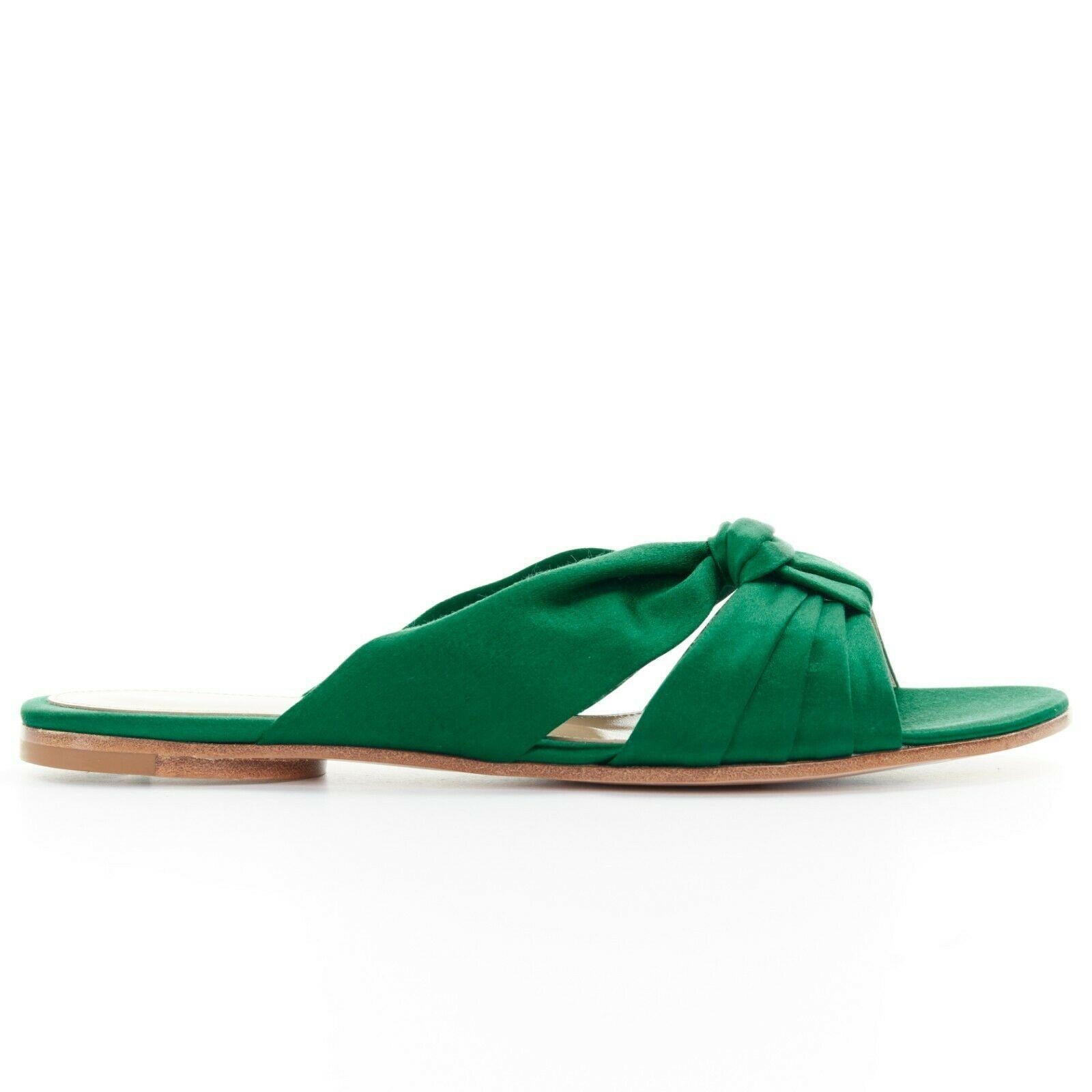 new GIANVITO ROSSI Blaire Flat emerald green stain knot open toe flat slide EU37

GIANVITO ROSSI
Blaire Flat. Emerald green satin. Pleated knotted strap. Open toe. Slip on slides. Made in Italy.

CONDITION
New with box.

SIZING
Designer size: