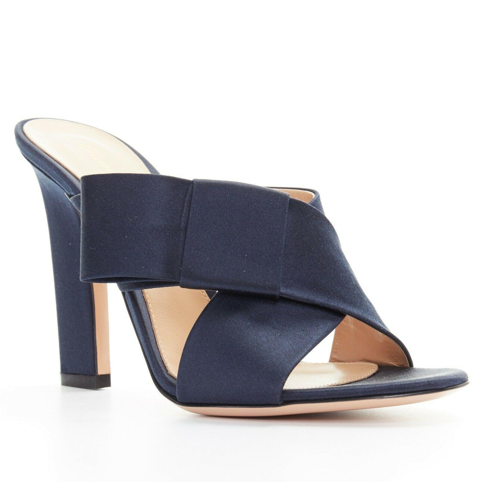 new GIANVITO ROSSI Obi navy blue satin bow open toe mule high heel EU37

GIANVITO ROSSI
Obi collection. Navy blue satin upper. Japanese origami Obi inspired. Bow detail. Open toe. Chunky high heel. Slip on mule heel. Made in Italy.

CONDITION
New