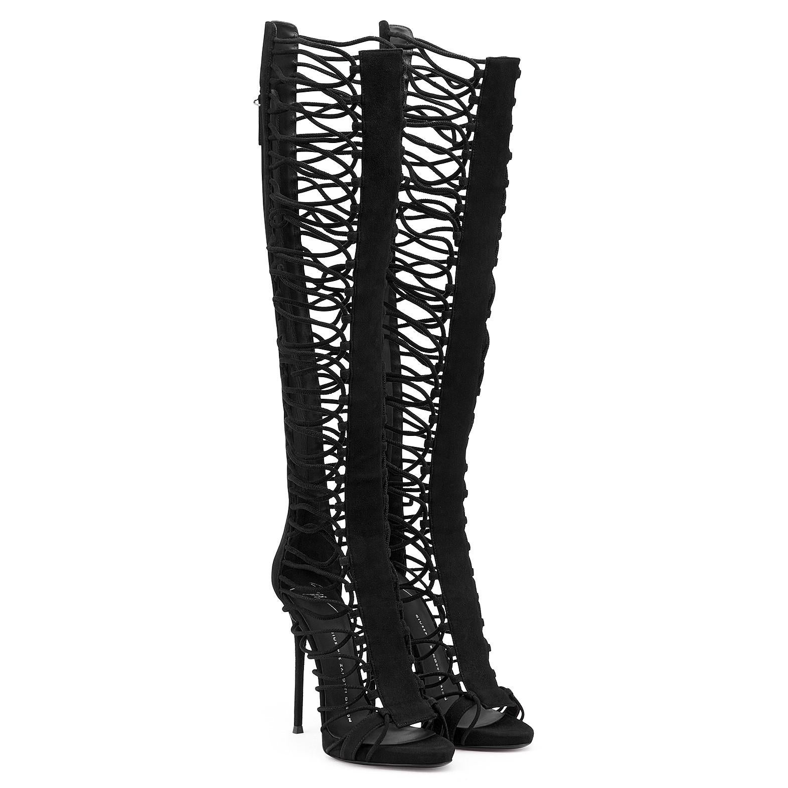 New Guseppe Zanotti *Zoey* Cage Sandals Boots
2018 Collection
Designer size 37 - US 7
4.7 inches heel with 0.5 inches internal platform
Black suede upper
Corded sides
Zip fastening along back
Leather sole with logo
Made in Italy
New with box.
Retail