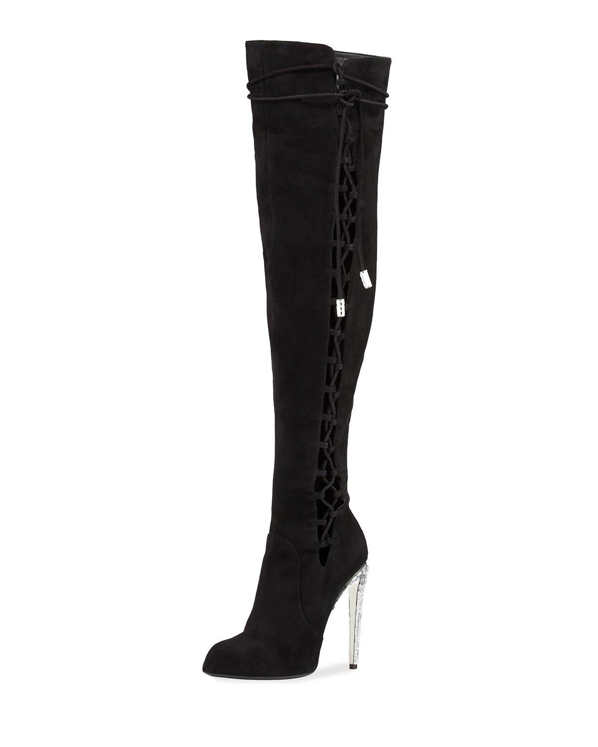 Glänzen Sie mit diesen sexy Over-the-Knee-Stiefeln von Giuseppe Zanotti Giuseppe for Jennifer Lopez.
Designer Größe 38 - US 8
Obermaterial aus schwarzem Veloursleder, Pull-on-Konstruktion.
5 Zoll kristallbesetzter Stilettoabsatz.
Seitliche Schnürung