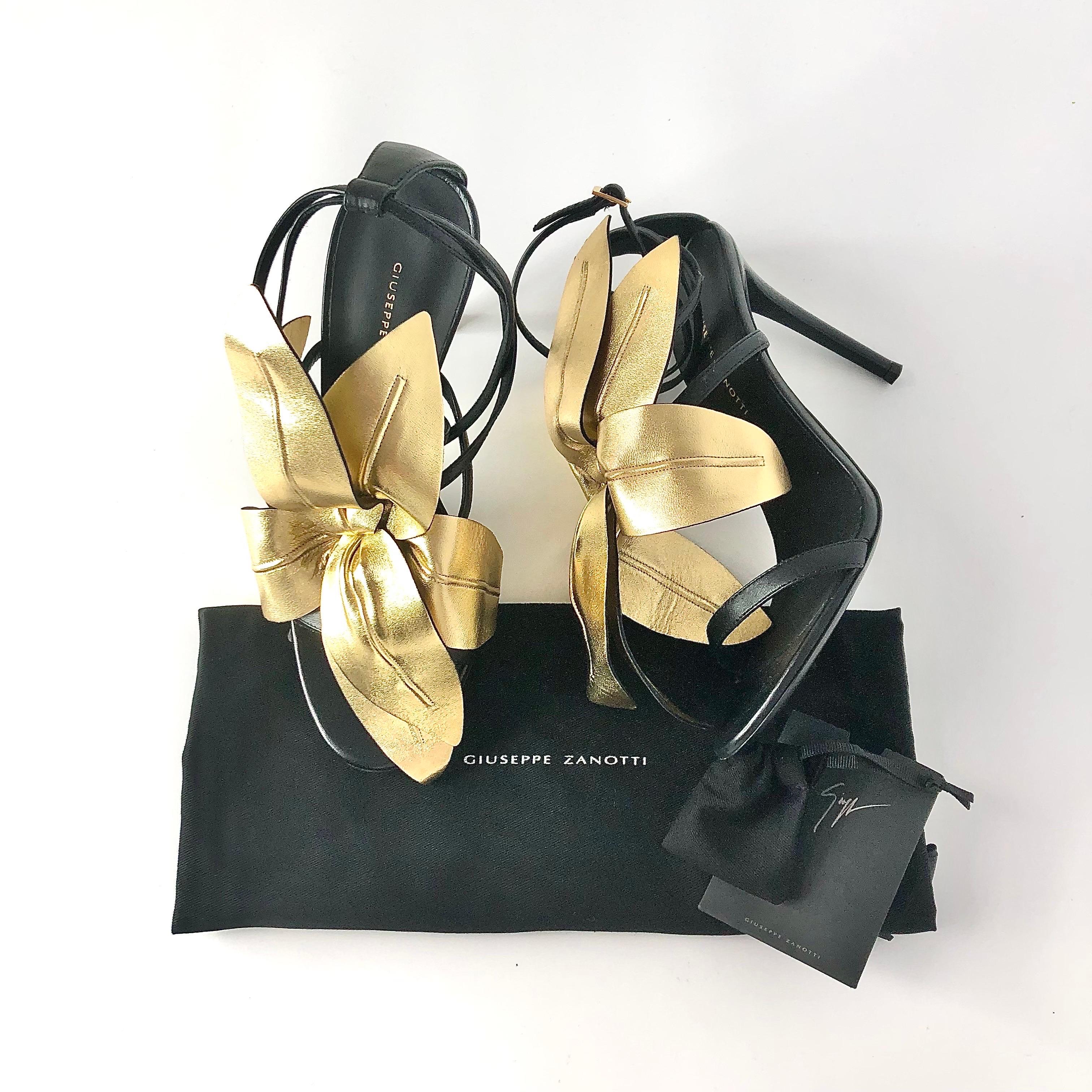 Giuseppe Zanotti Lilium Sandalen
Neu, mit Staubbeutel, Ersatz-Fersenspitzen
Farbe Gold / Schwarz
Größe 38.5EU
Obermaterial Leder
Goldfarbene Hardware
Verstellbare, um den Knöchel gewickelte Riemen
Große Lilienblütenverzierung am Oberschenkel
Hohe