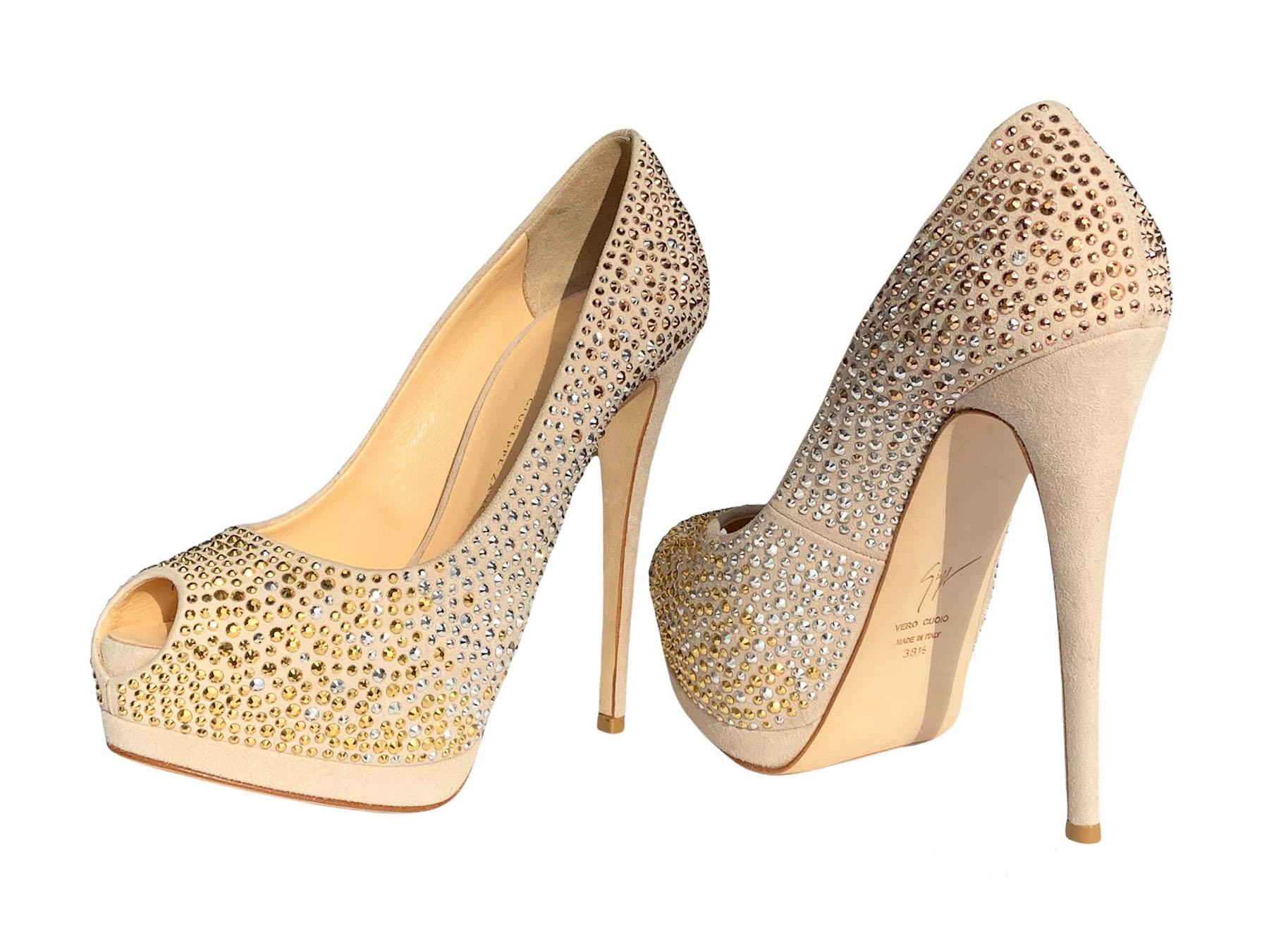New Giuseppe Zanotti *Sharon* Nude Crystal Beaded Double Platform Heels Pumps
Designer size available - 38 and 38.5
Gold and Silver-tone Crystals over the Nude Color Suede
Heel height - 5.5 inches, Double Platform total - 1.25 inches.
Leather Sole