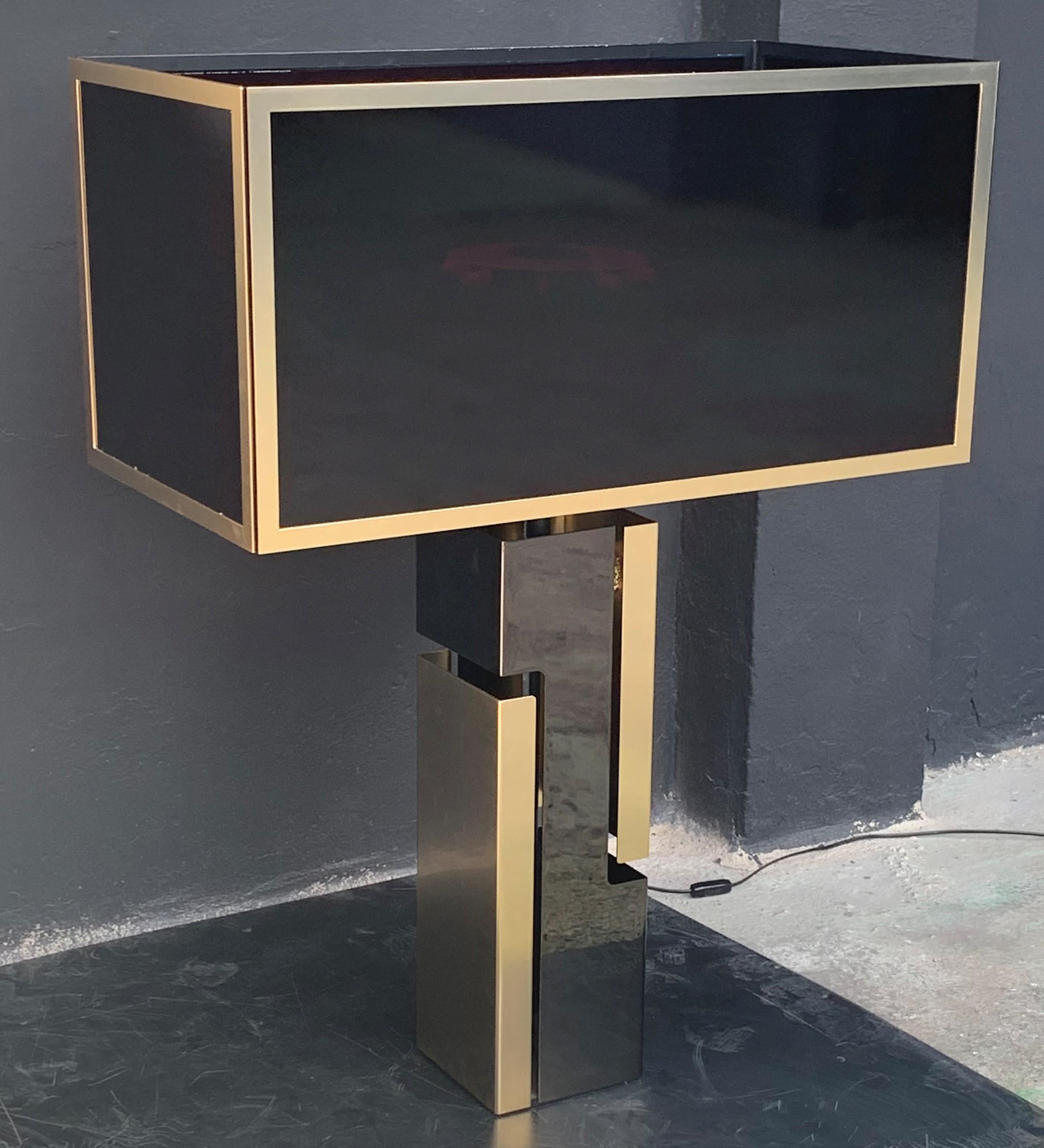 Moderno Lampada in metallo cromato oro e nero con paralume in vetro nero-rosso in vendita