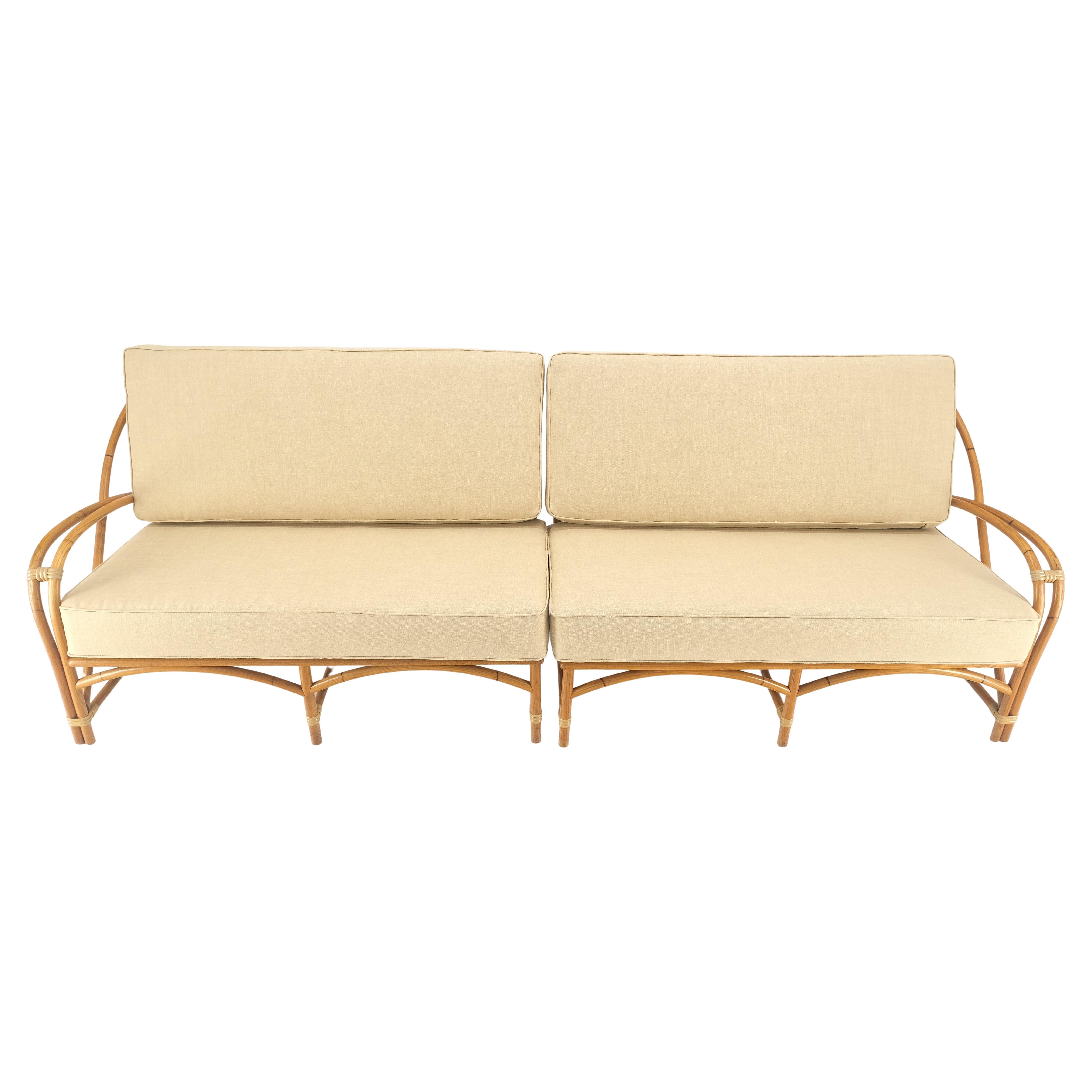 New Gold Leinen Polsterung Bambus 2 Teil Sektional Sofa c1970s MINT! (Moderne der Mitte des Jahrhunderts) im Angebot