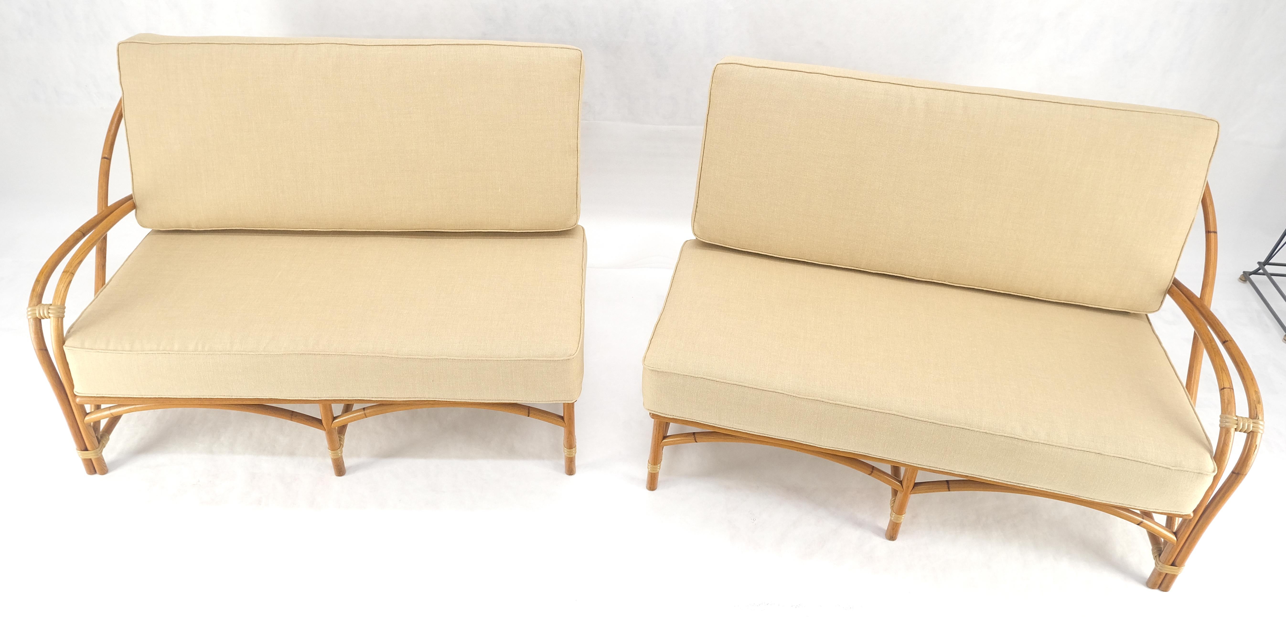 New Gold Leinen Polsterung Bambus 2 Teil Sektional Sofa c1970s MINT! (Lackiert) im Angebot