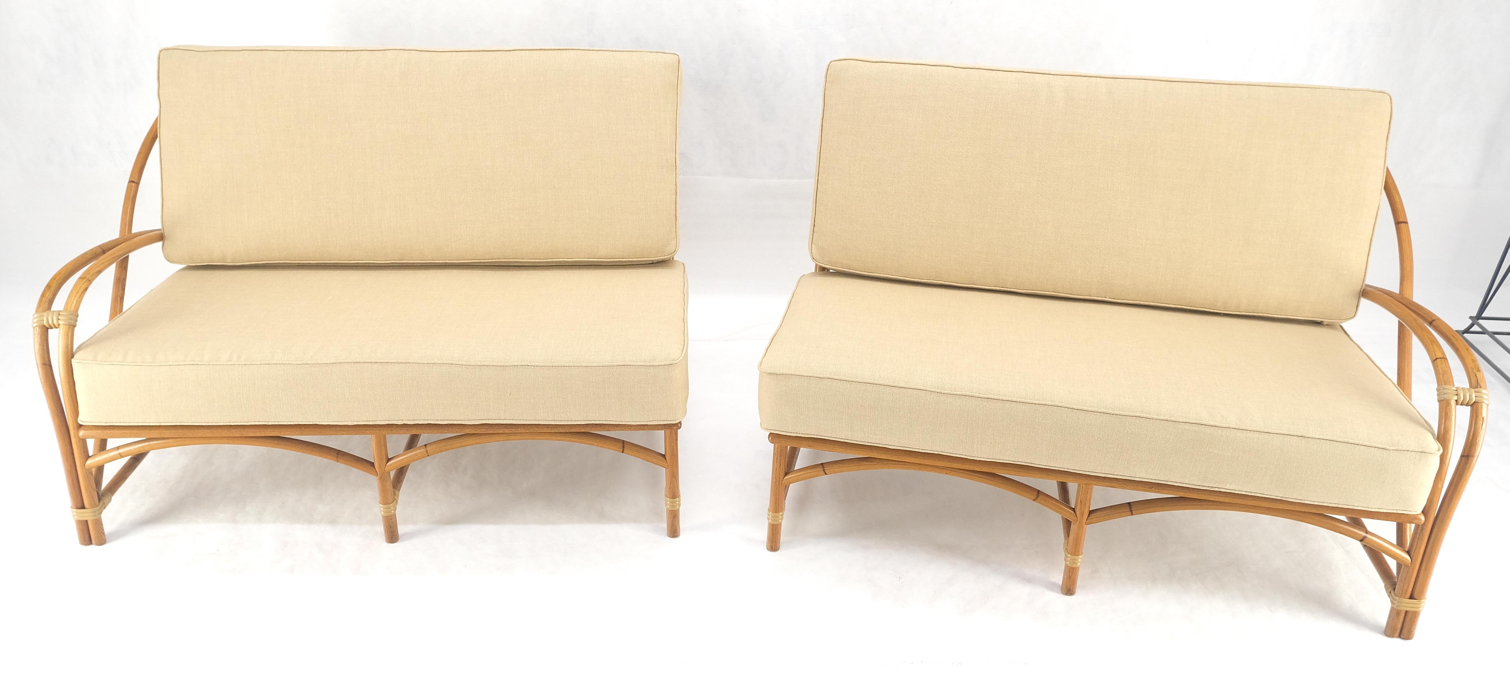 New Gold Leinen Polsterung Bambus 2 Teil Sektional Sofa c1970s MINT! im Zustand „Hervorragend“ im Angebot in Rockaway, NJ