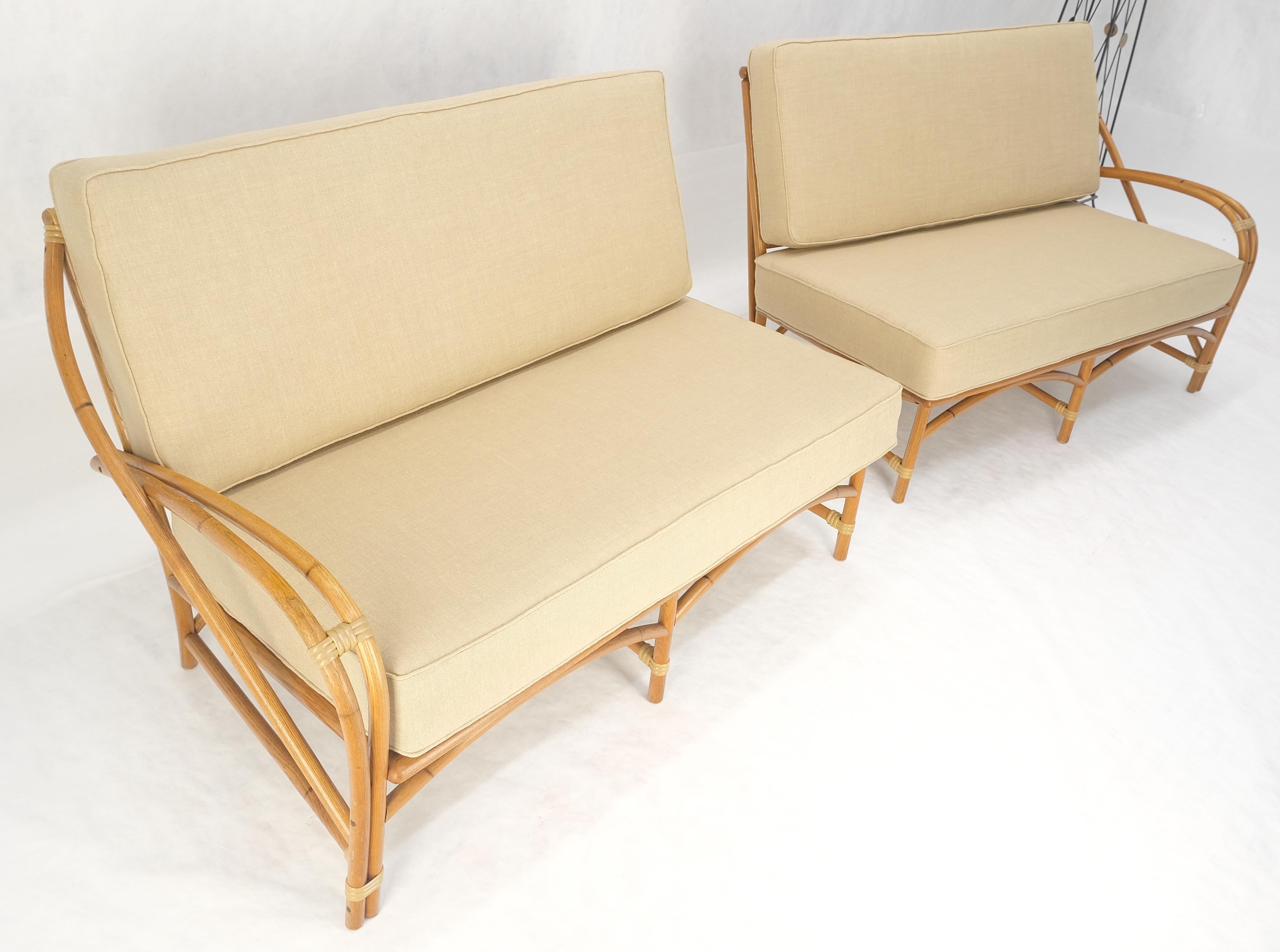 New Gold Leinen Polsterung Bambus 2 Teil Sektional Sofa c1970s MINT! (20. Jahrhundert) im Angebot
