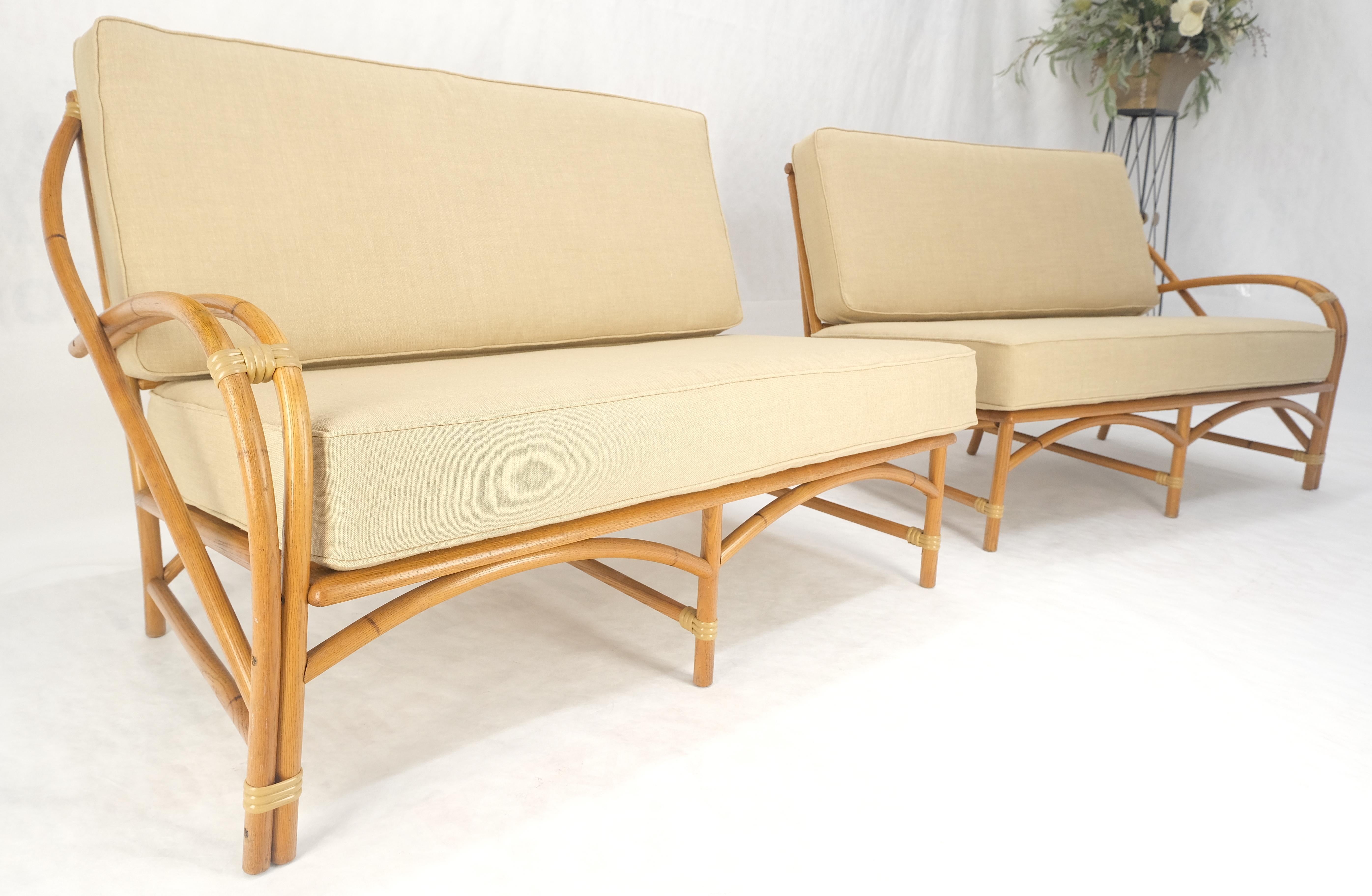 New Gold Leinen Polsterung Bambus 2 Teil Sektional Sofa c1970s MINT! im Angebot 1