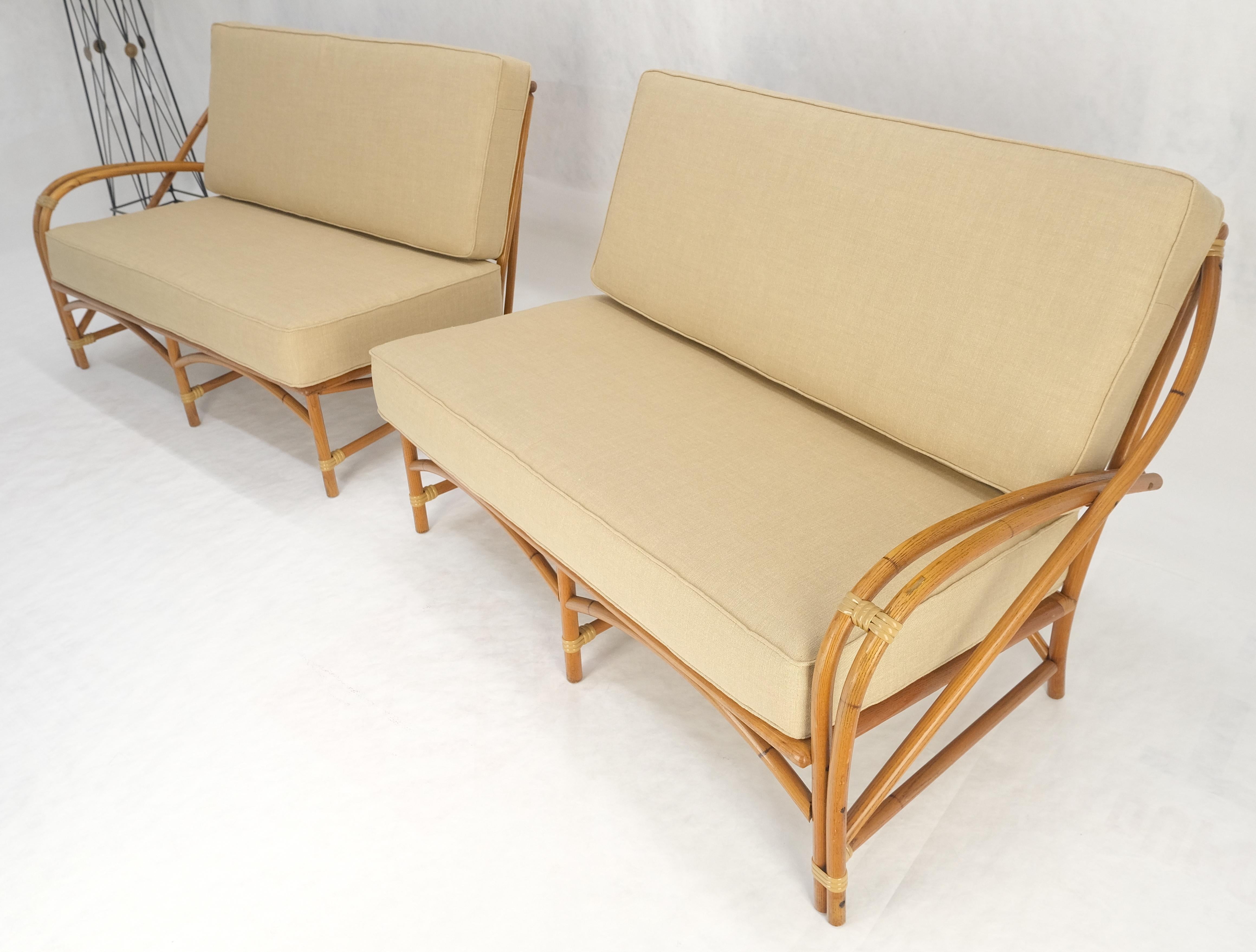 New Gold Leinen Polsterung Bambus 2 Teil Sektional Sofa c1970s MINT! im Angebot 2